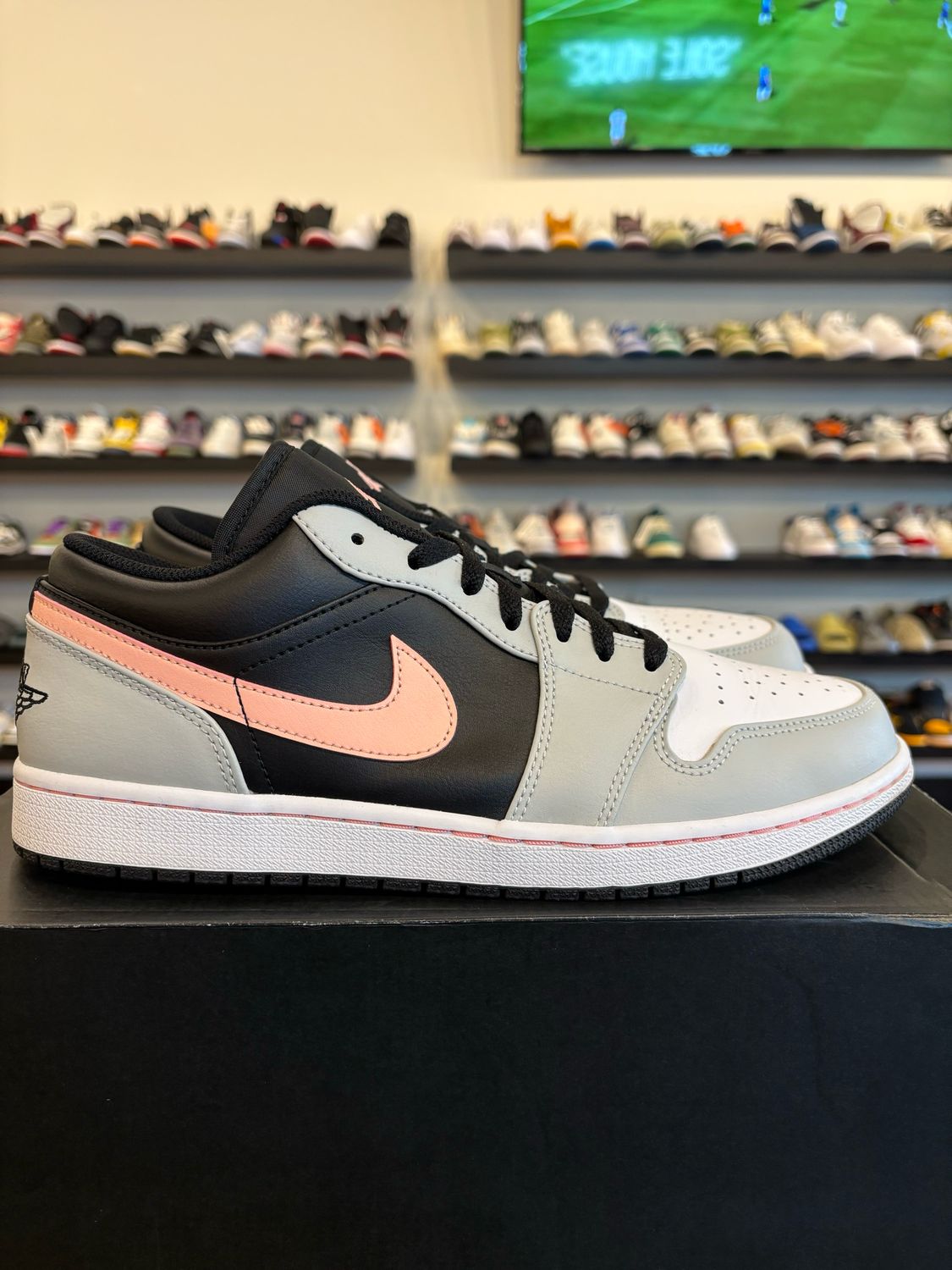 Jordan 1 Low Smoke Grey Pink Size 11 Pre-Owned