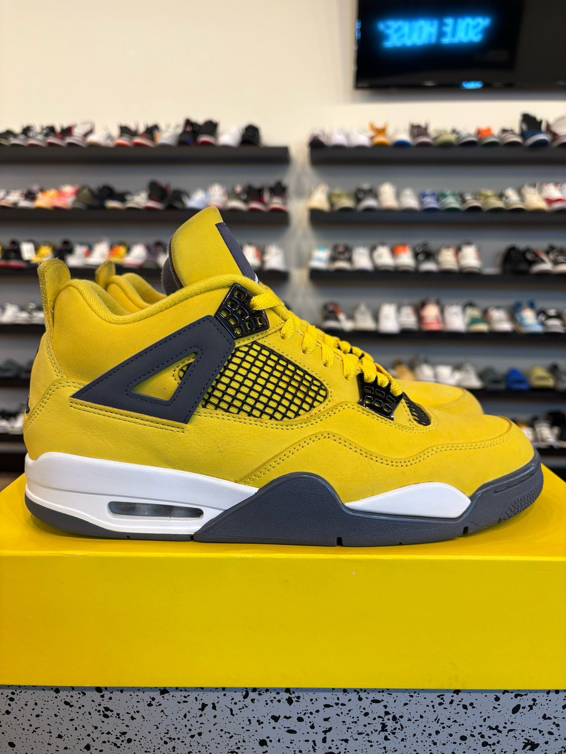 Jordan 4 Lightning Size 10.5 Pre-Owned