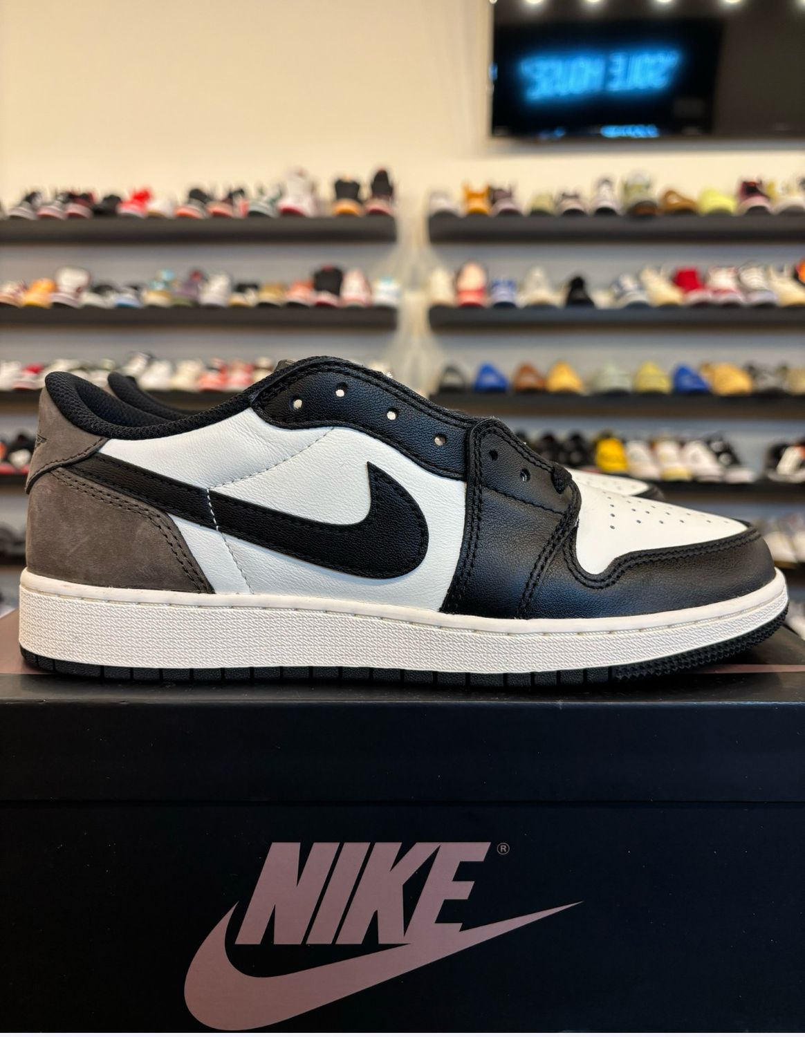 Jordan 1 Low Mocha Size 7Y (8.5W) Brand New