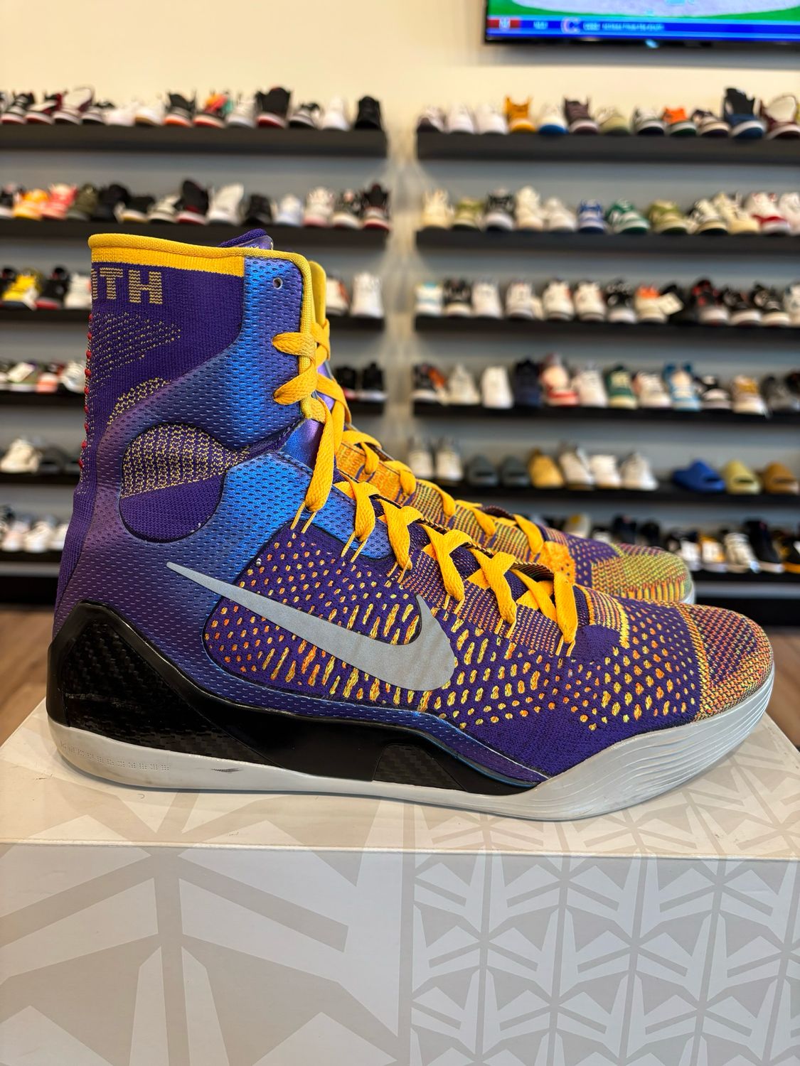 Nike Kobe 9 High Elite Showtime Size 12 Pre-Owned