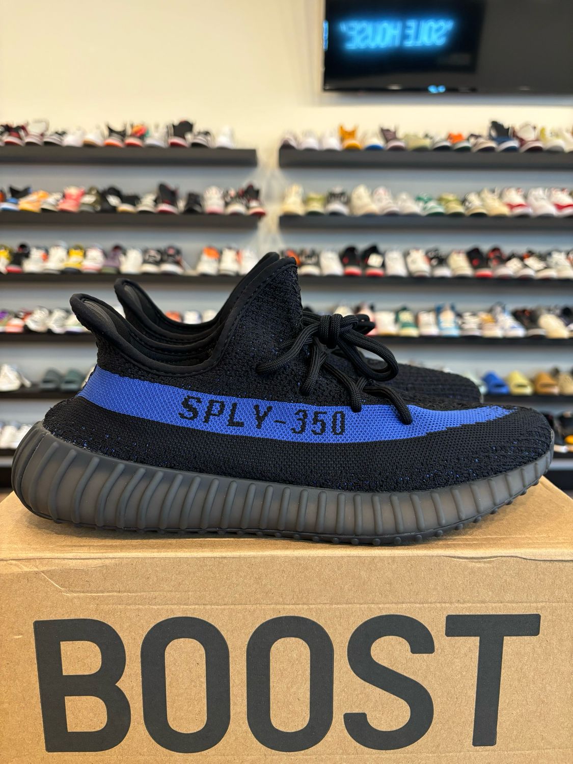 Yeezy 350 V2 Dazzling Blue Size 11 Pre-Owned