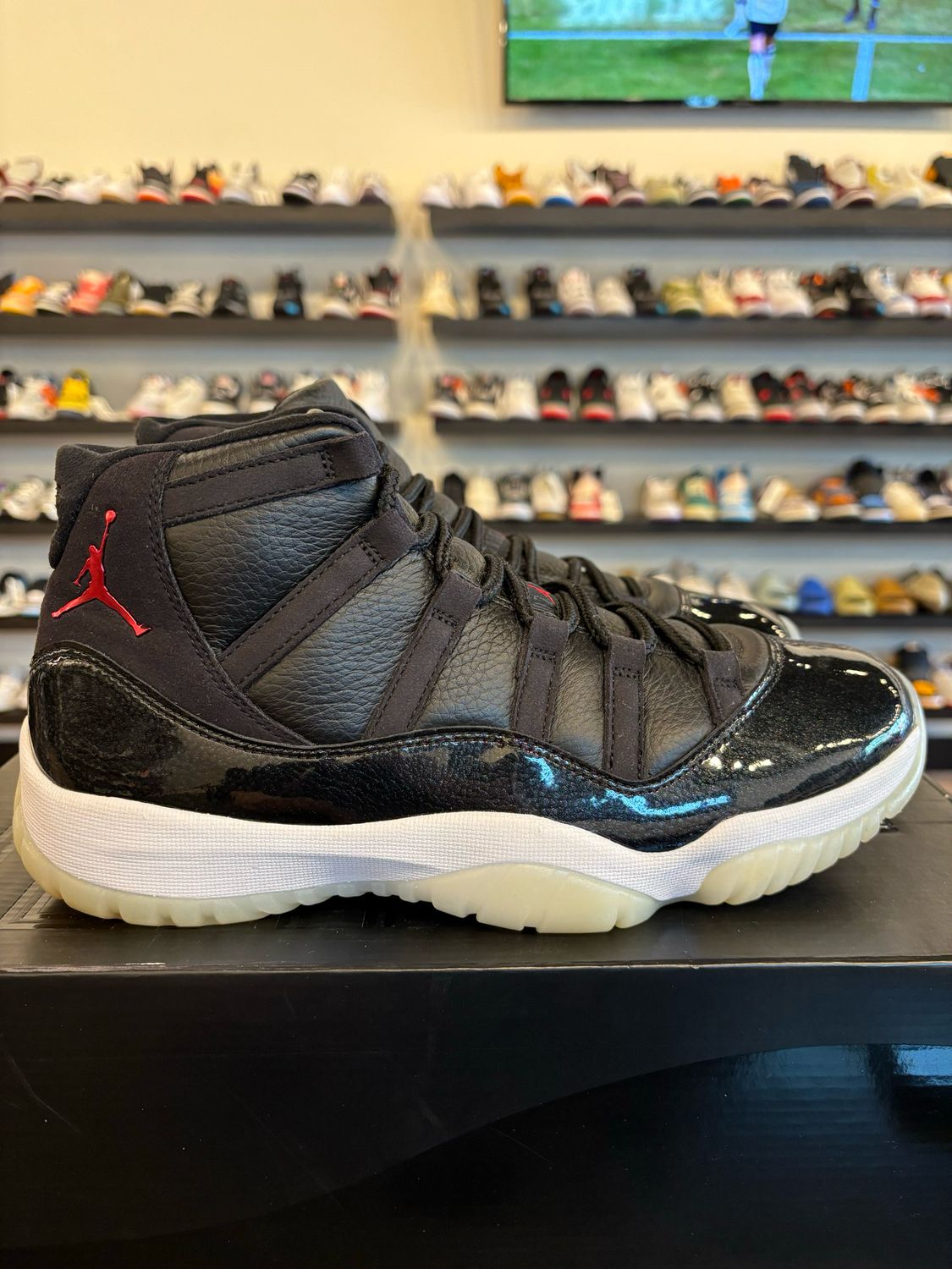 Jordan 11 72-10 Size 10 Pre-Owned