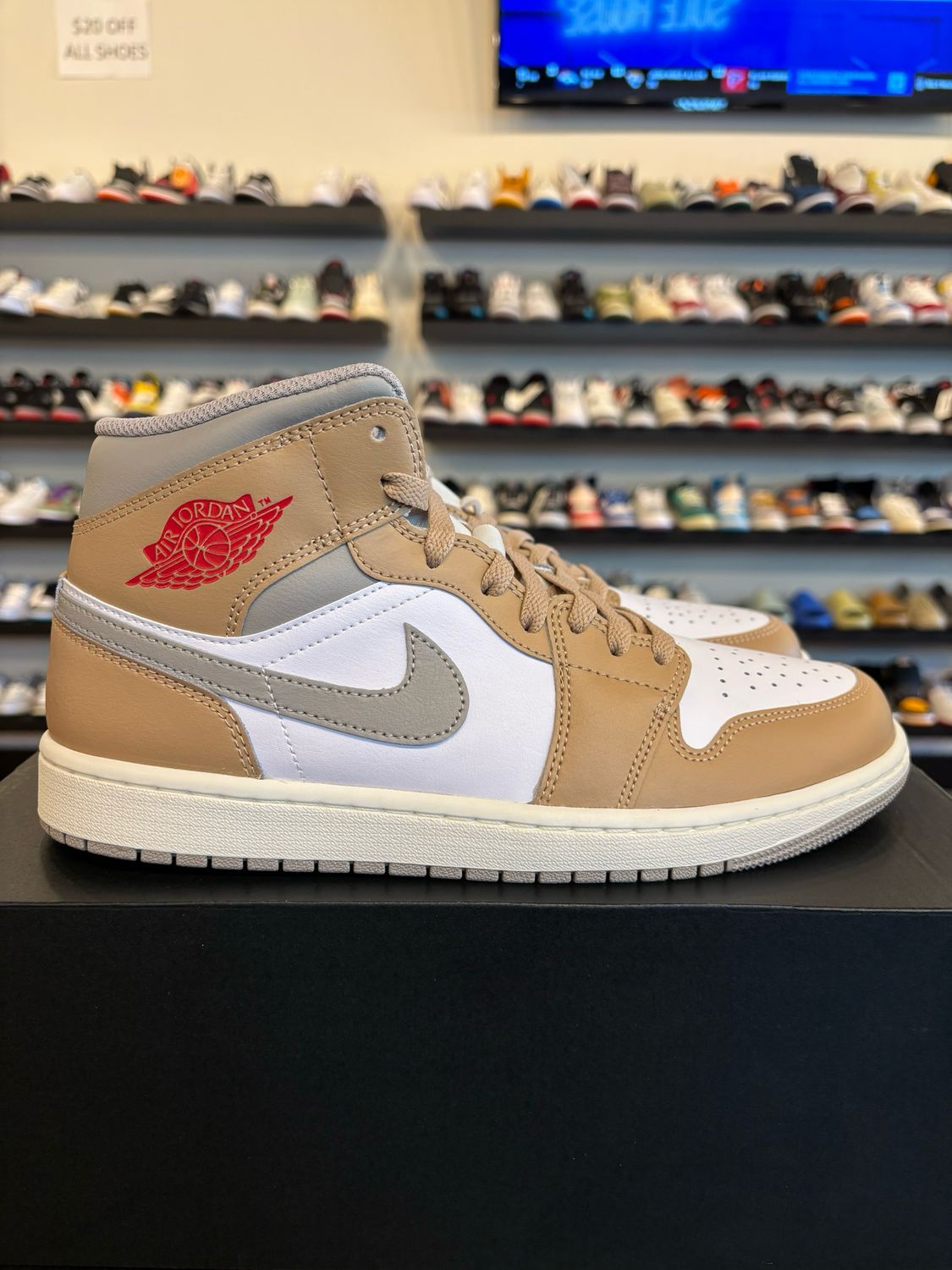 Jordan 1 Mid Hem Size 9.5 Brand New
