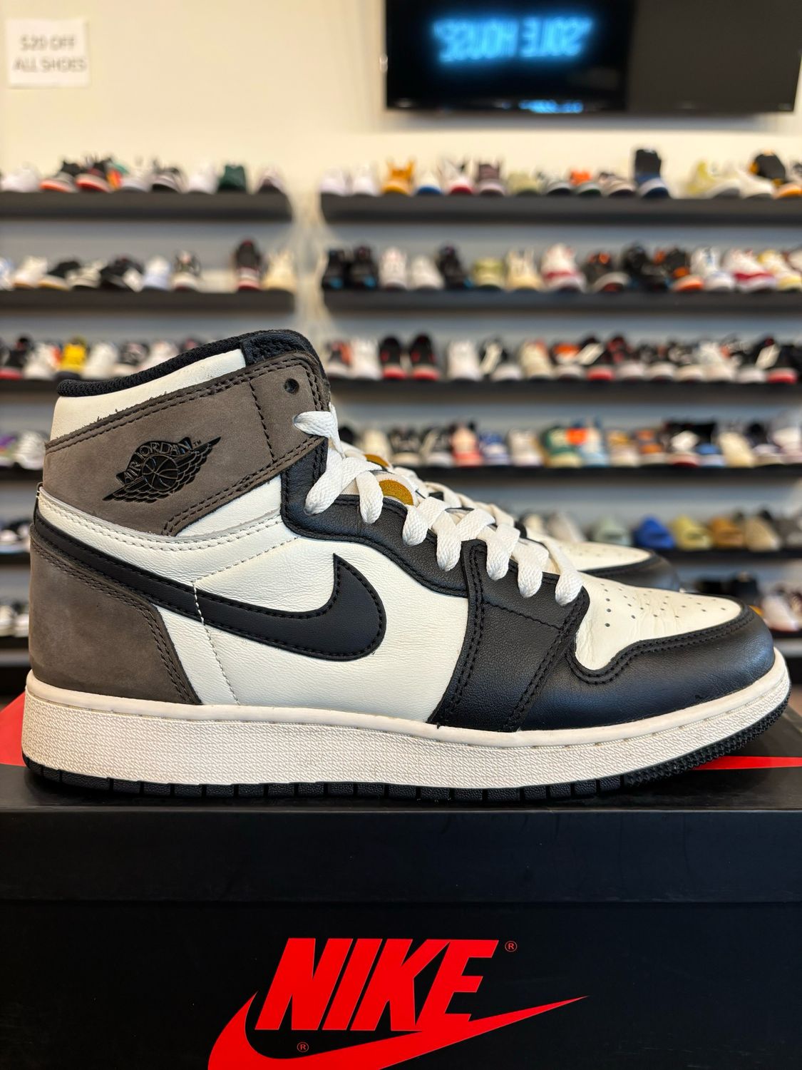 Jordan 1 Mocha Size 6.5Y (8W) Pre-Owned