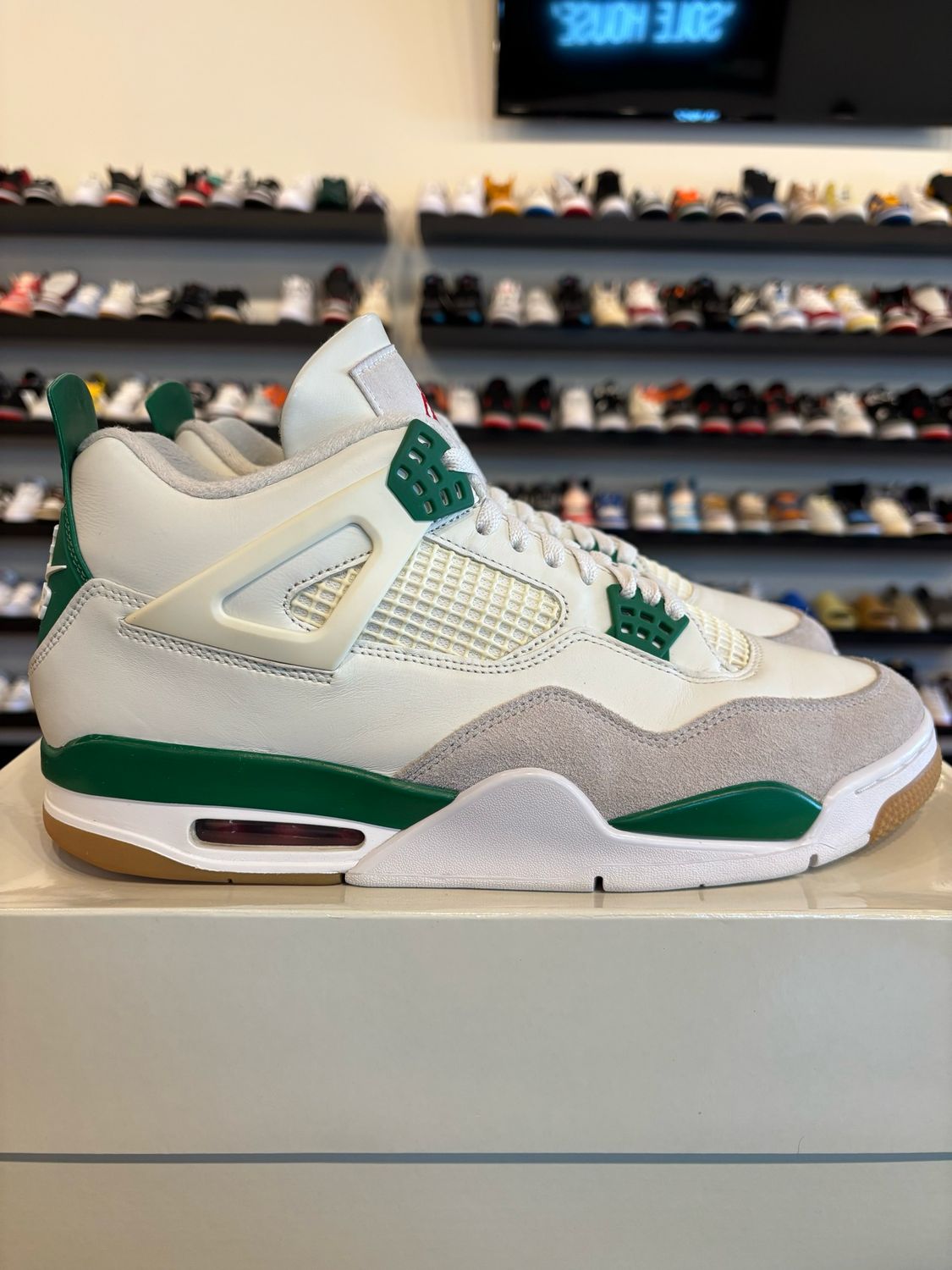 Jordan 4 SB Pine Green Size 12 Pre-Owned