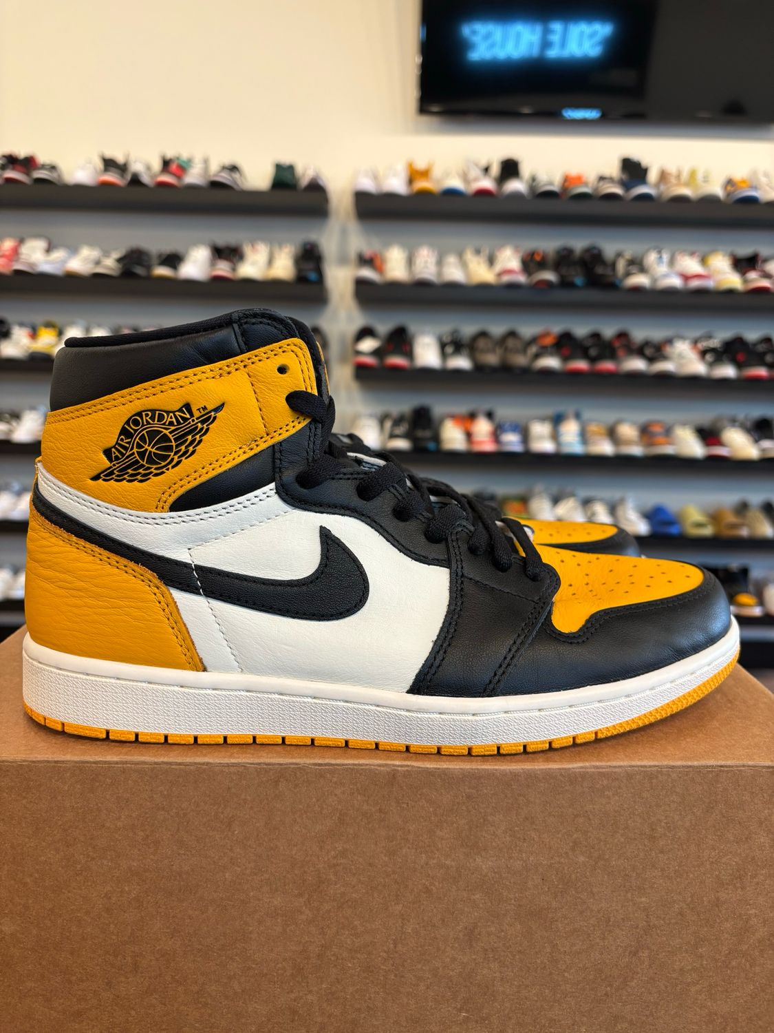 Jordan 1 Taxi Size 10 Pre-Owned (No Box)