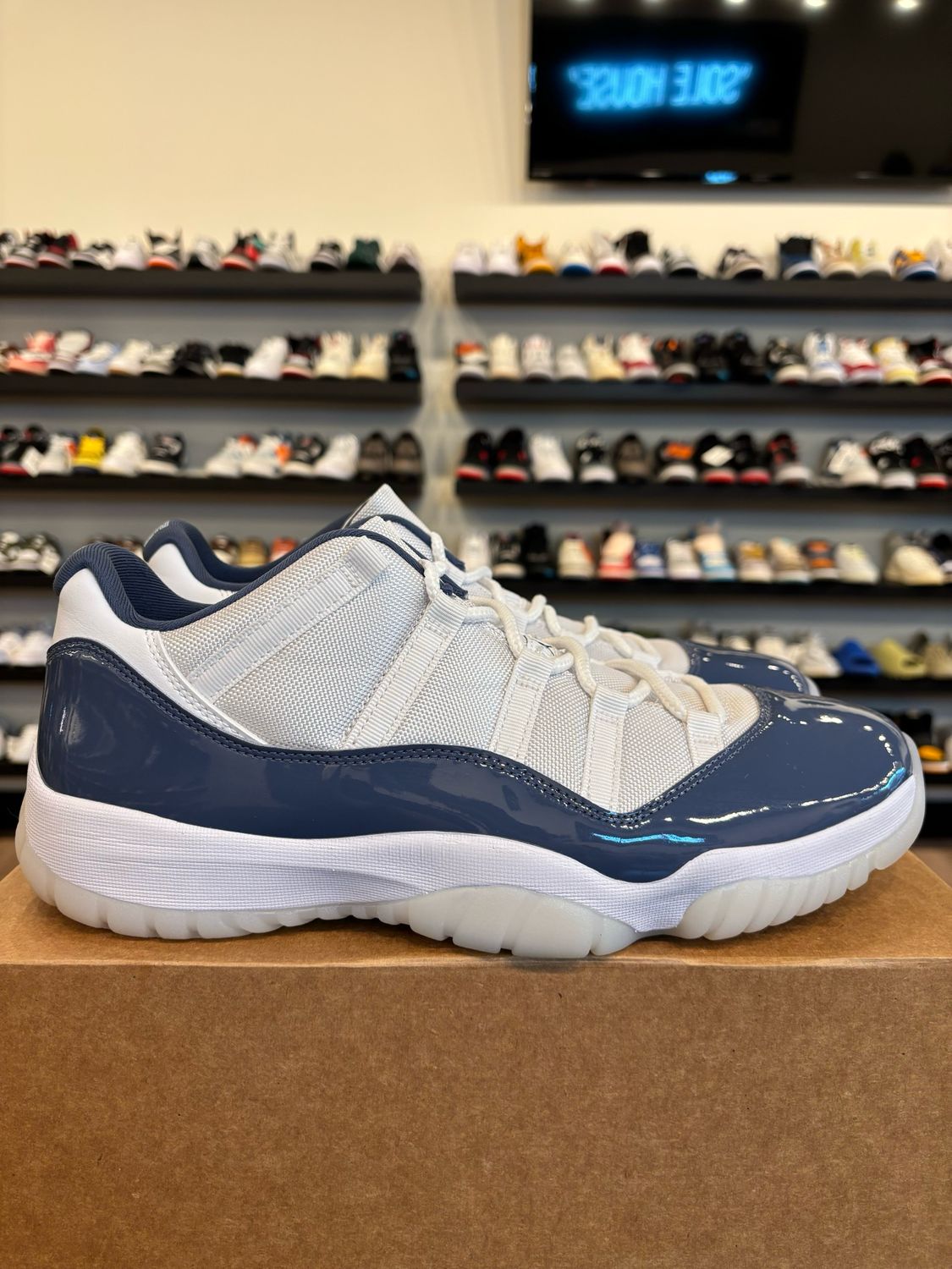 Jordan 11 Low Diffused Blue Size 13 Pre-Owned (No Box)