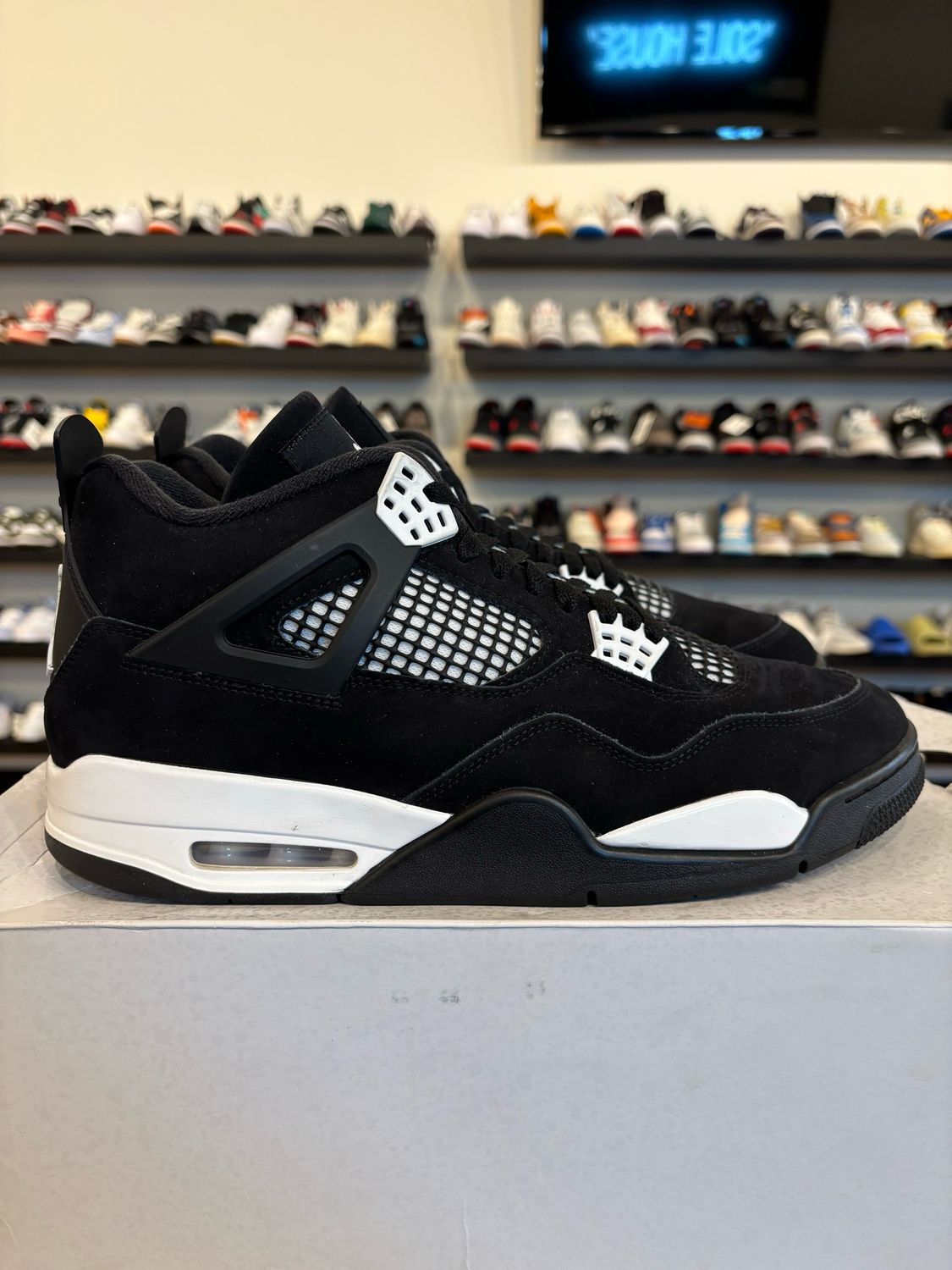 Jordan 4 White Thunder Size 12 Pre-Owned