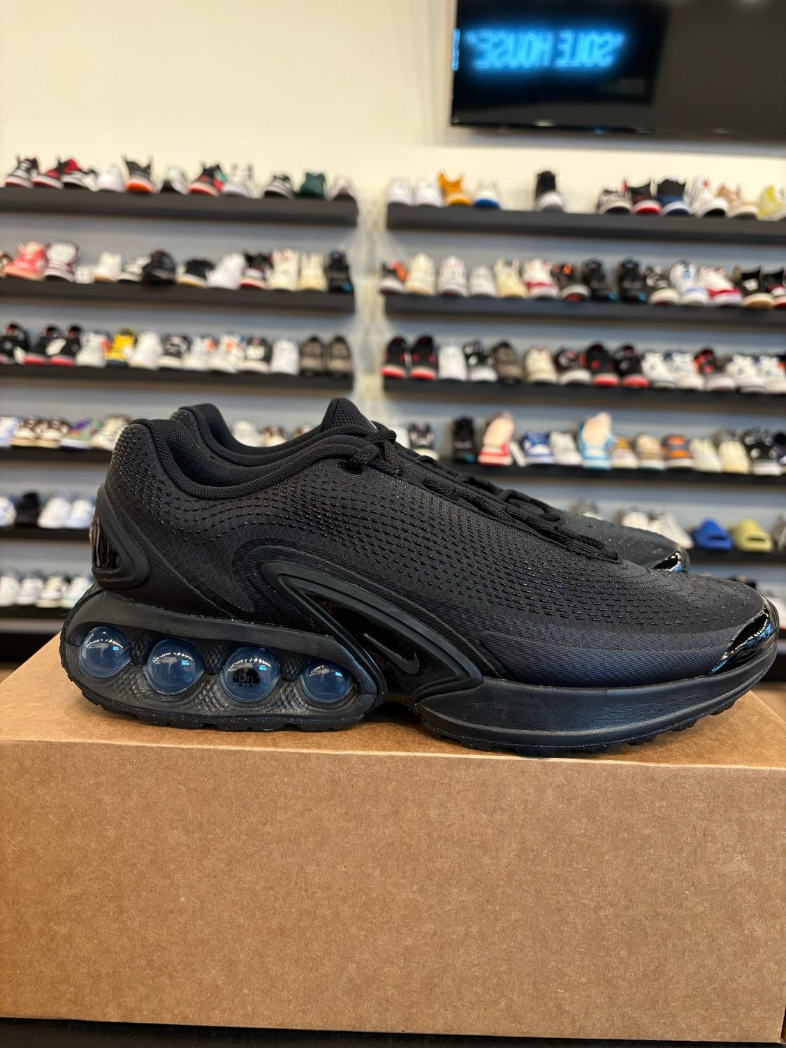 Nike Air Max DN Black Size 11 Pre-Owned (No Box)