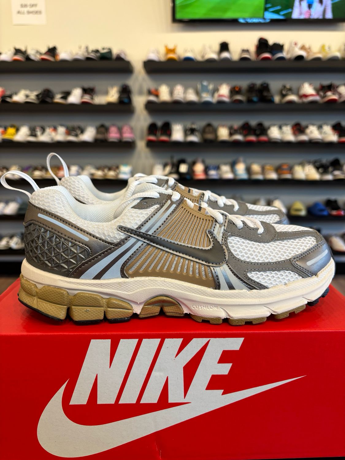Nike Vomero 5 Metallic Gold Size 5.5Y (7W) Brand New