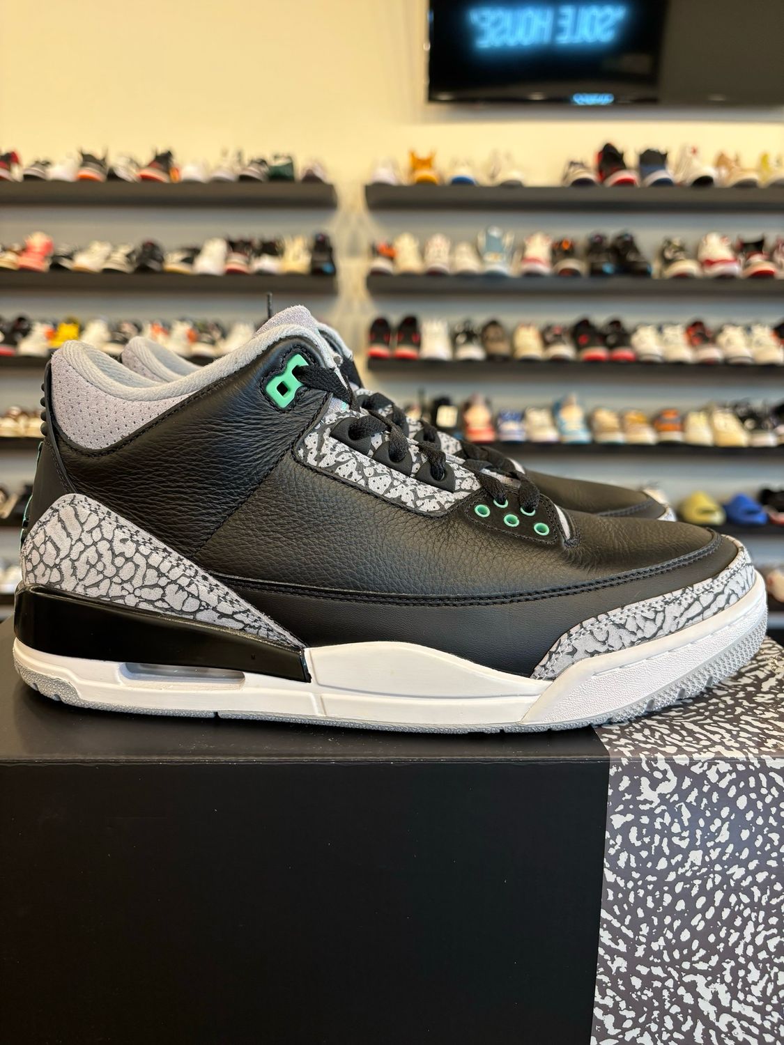 Jordan 3 Green Glow Size 10.5 Pre-Owned