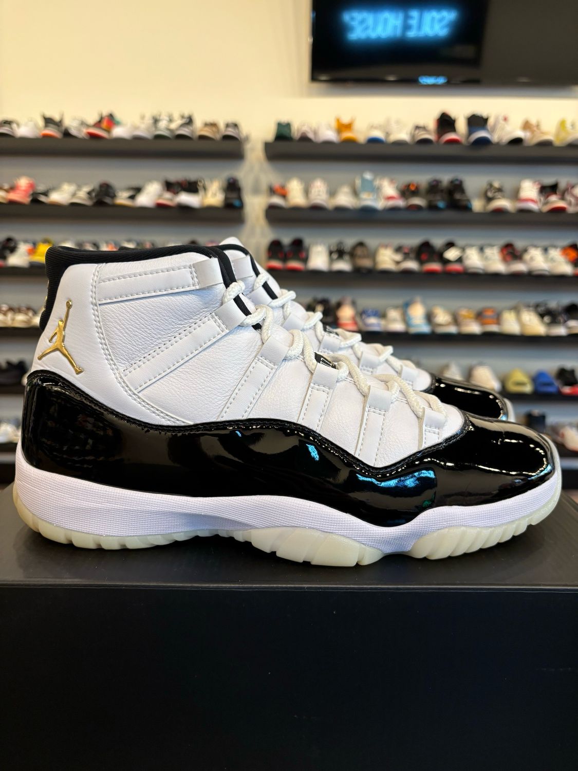Jordan 11 Gratitude Size 10.5 Pre-Owned