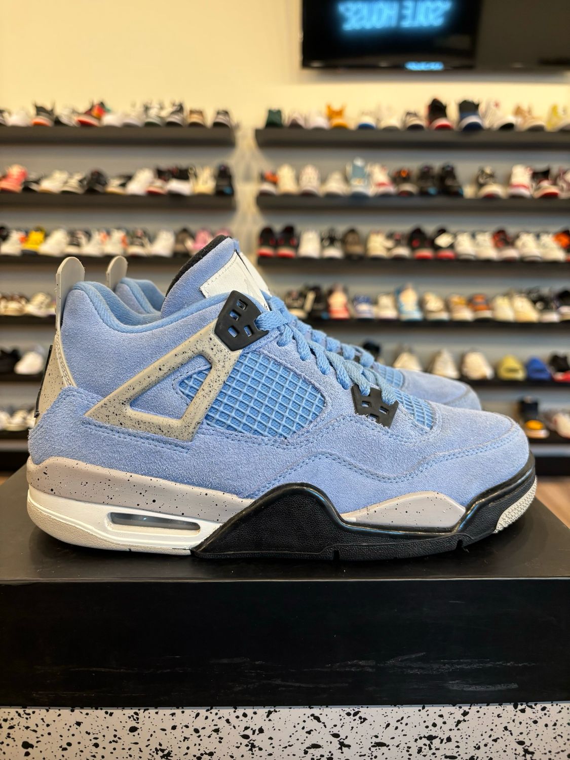 Jordan 4 University Blue Size 6Y (7.5W) Pre-Owned