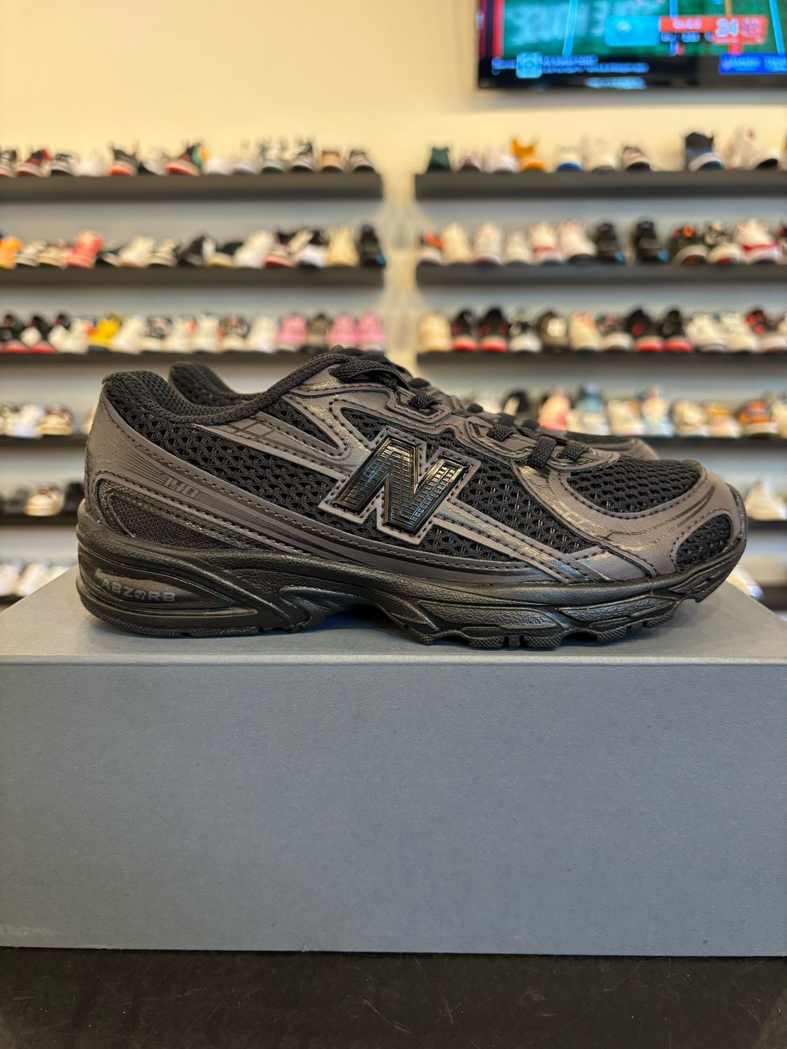 New Balance 740 Bungee Lace Black Size 2Y Brand New