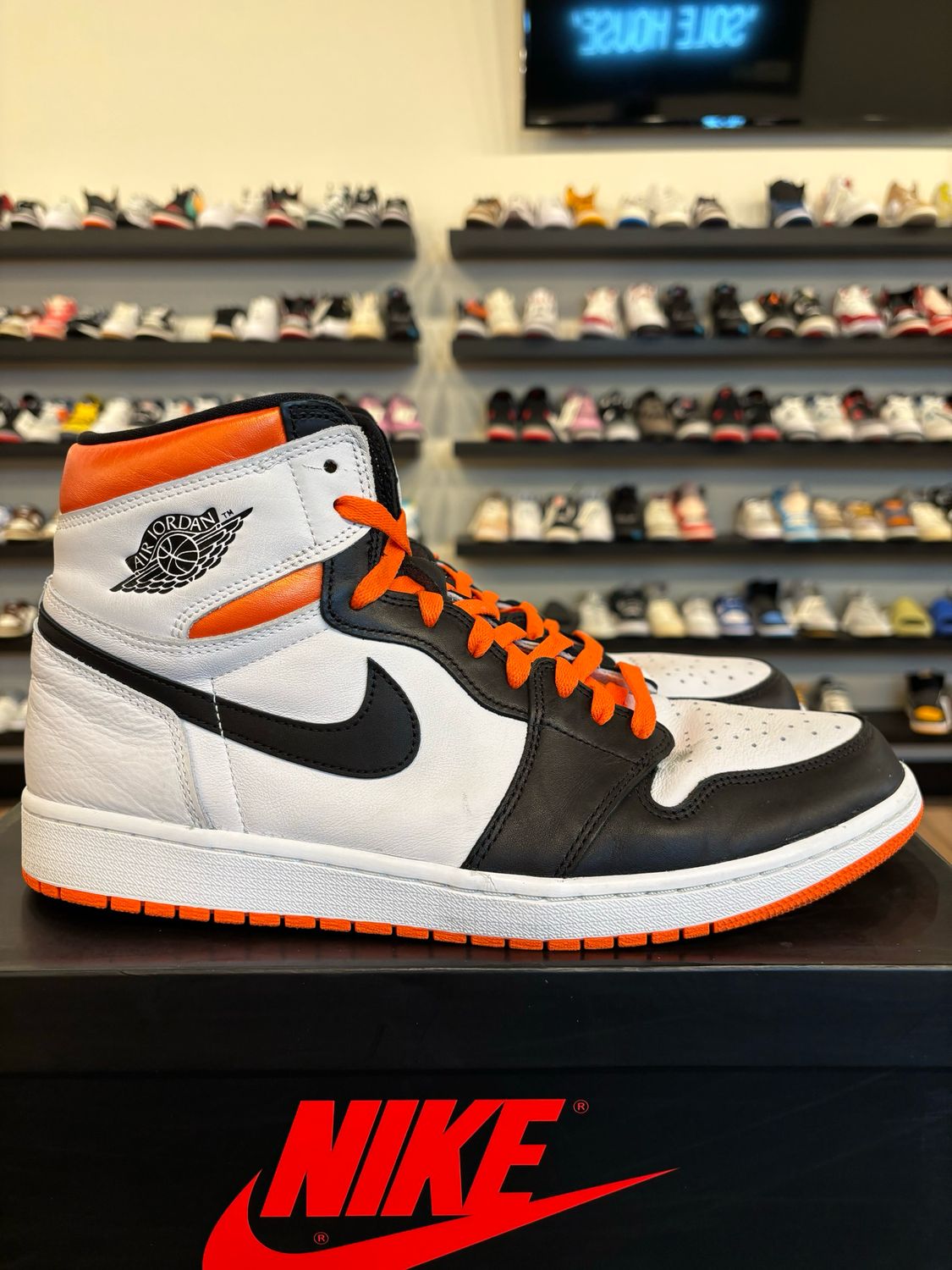 Jordan 1 Electro Orange Size 13 Pre-Owned
