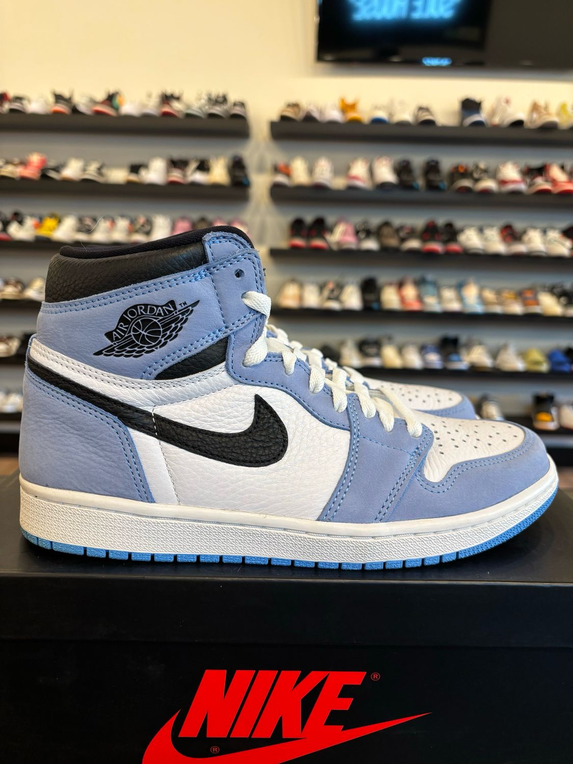Jordan 1 University Blue Size 7.5 (9W) Pre-Owned