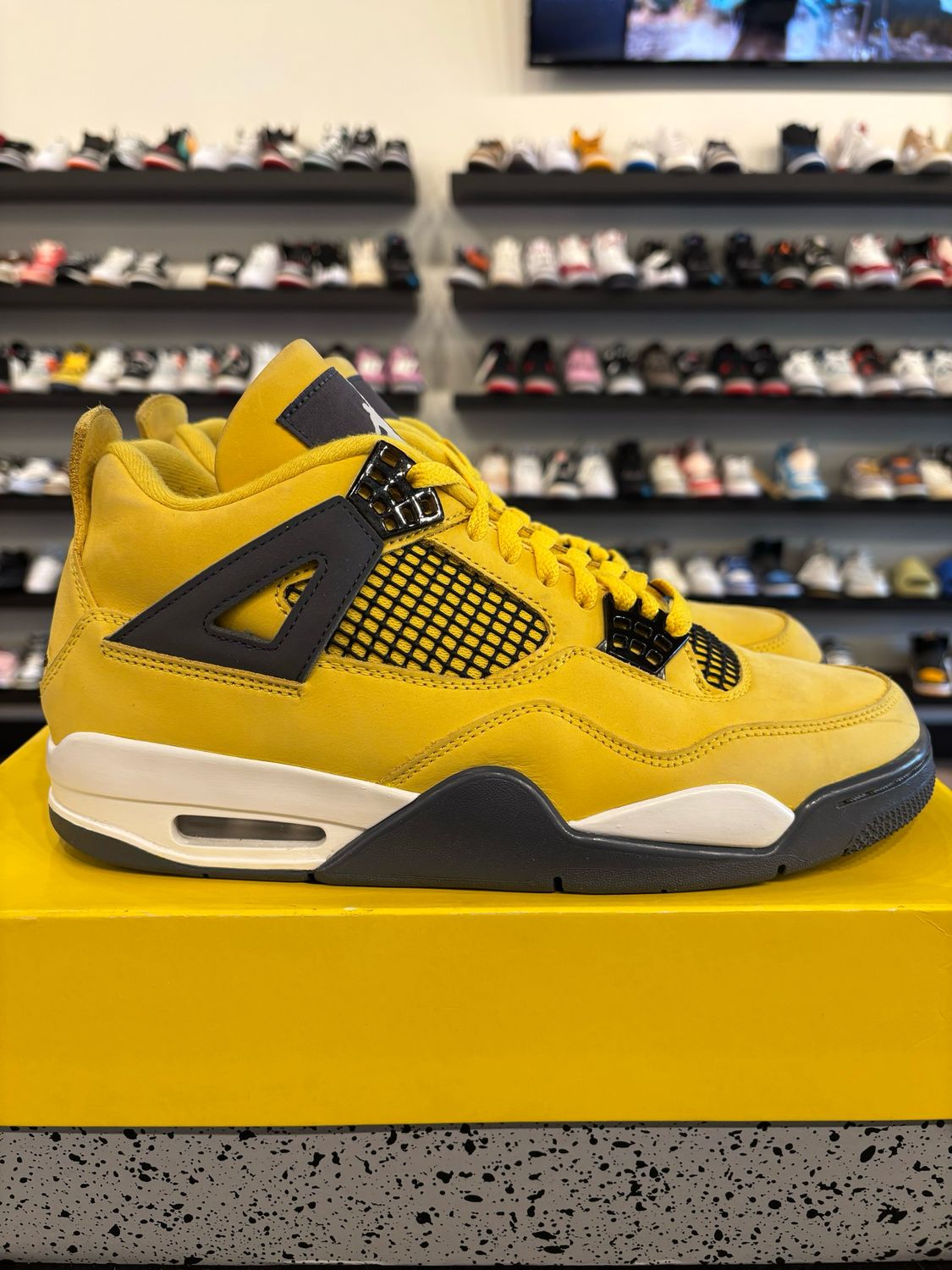 Jordan 4 Lightning Size 9 Pre-Owned
