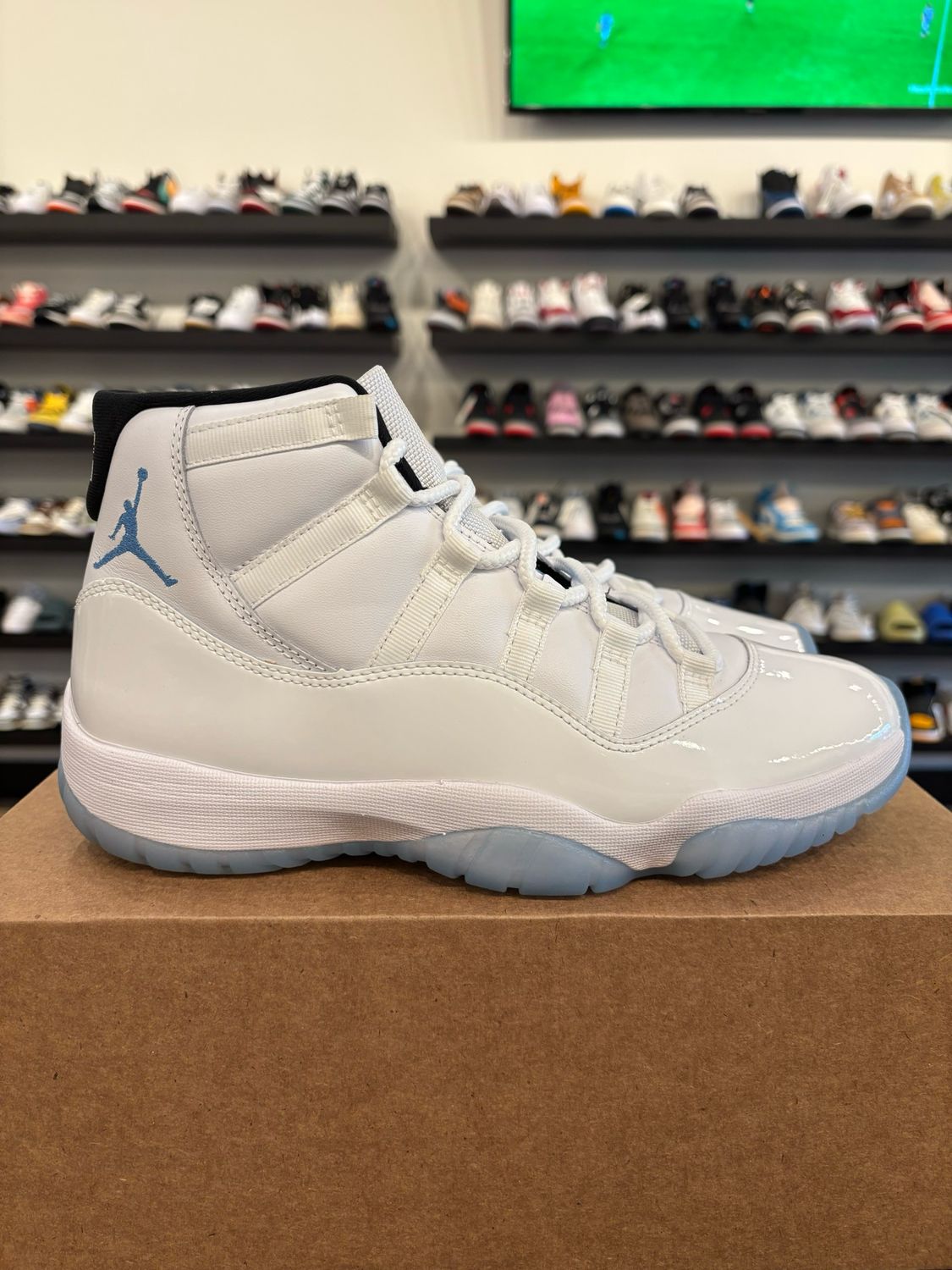 Jordan 11 Legend Blue 2024 Size 9 Pre-Owned (No Box)