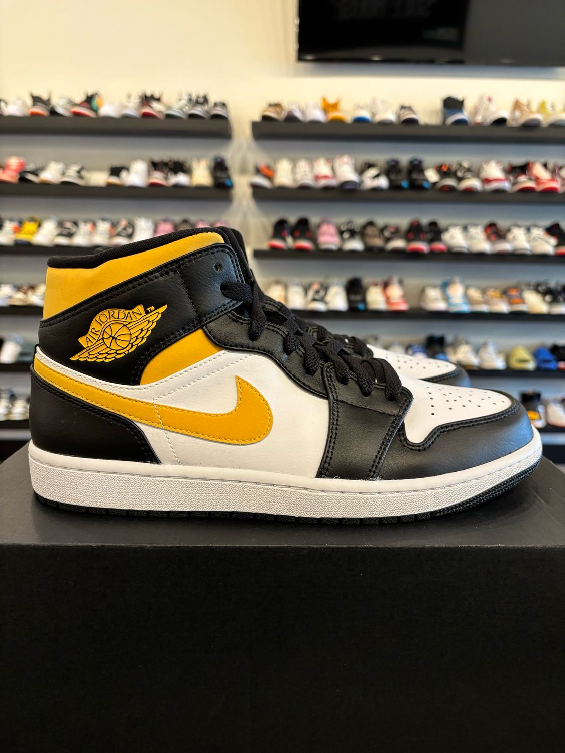 Jordan 1 Mid White Pollen Black Size 9.5 Brand New