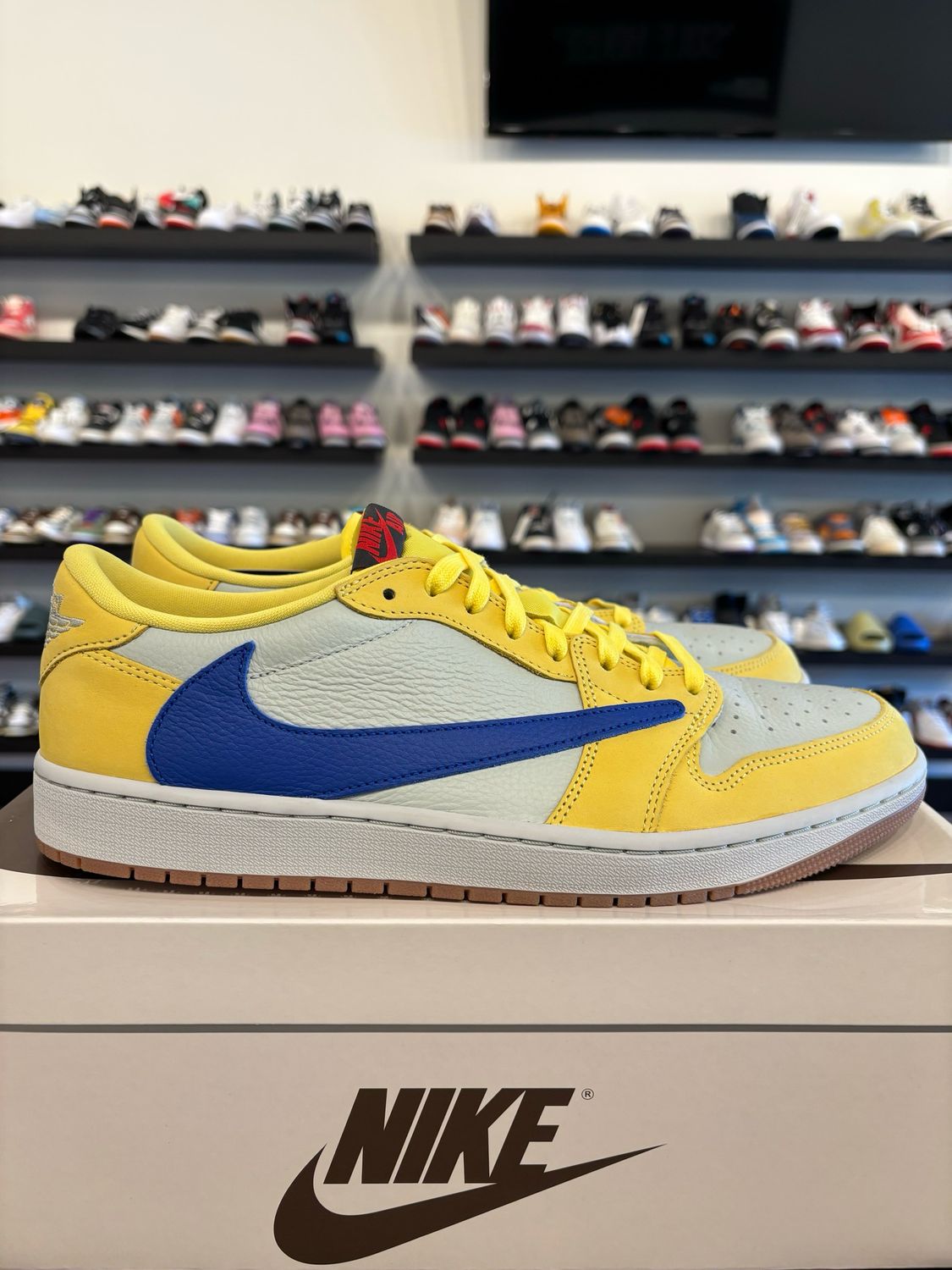 Jordan 1 Low Travis Scott Canary Size 12 (13.5W) Pre-Owned