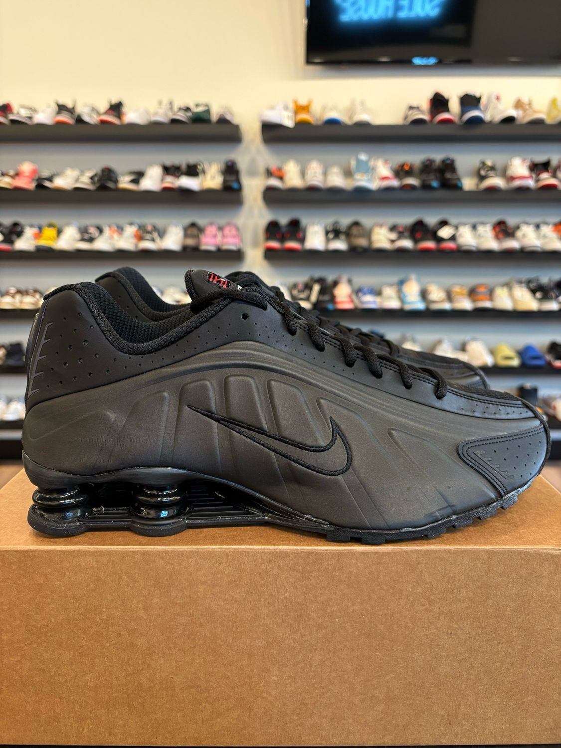 Nike Shox R4 Black Crimson Size 11.5 Brand New (No Box)