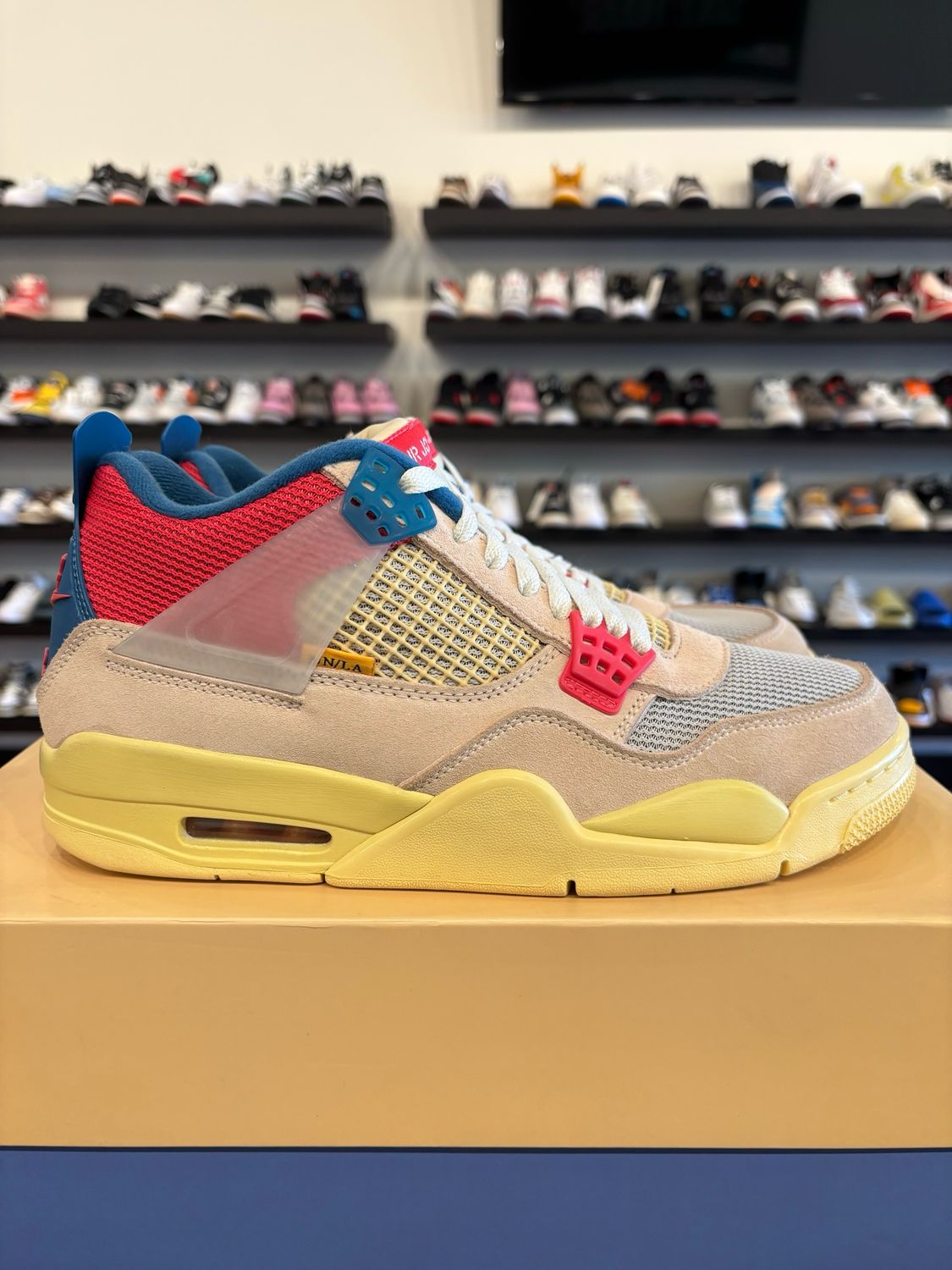 Jordan 4 Union Guava Size 9.5 Pre-Owned