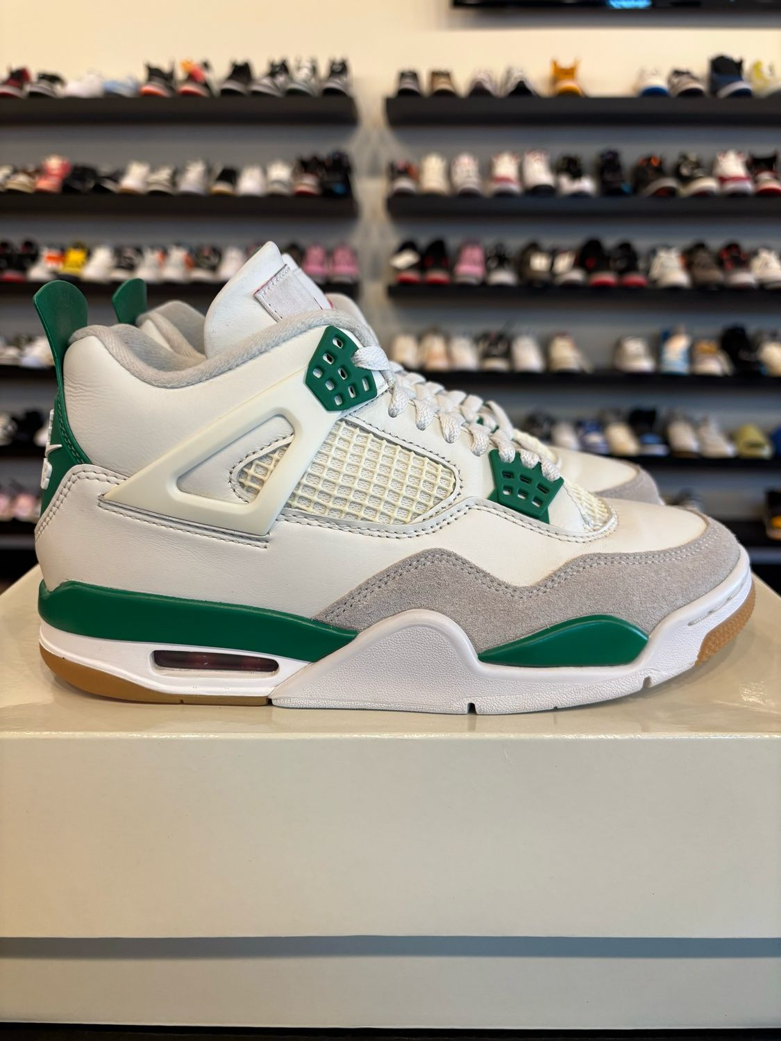 Jordan 4 SB Pine Green Size 7 (8.5W) Pre-Owned