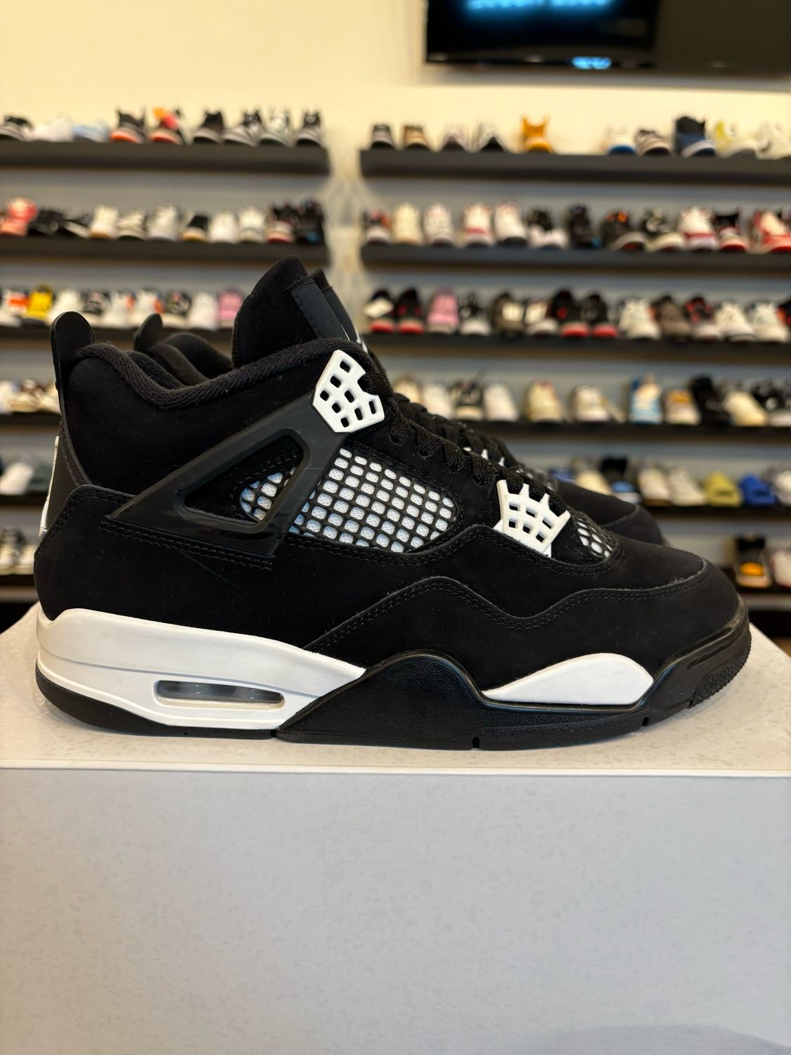 Jordan 4 White Thunder Size 7 Pre-Owned