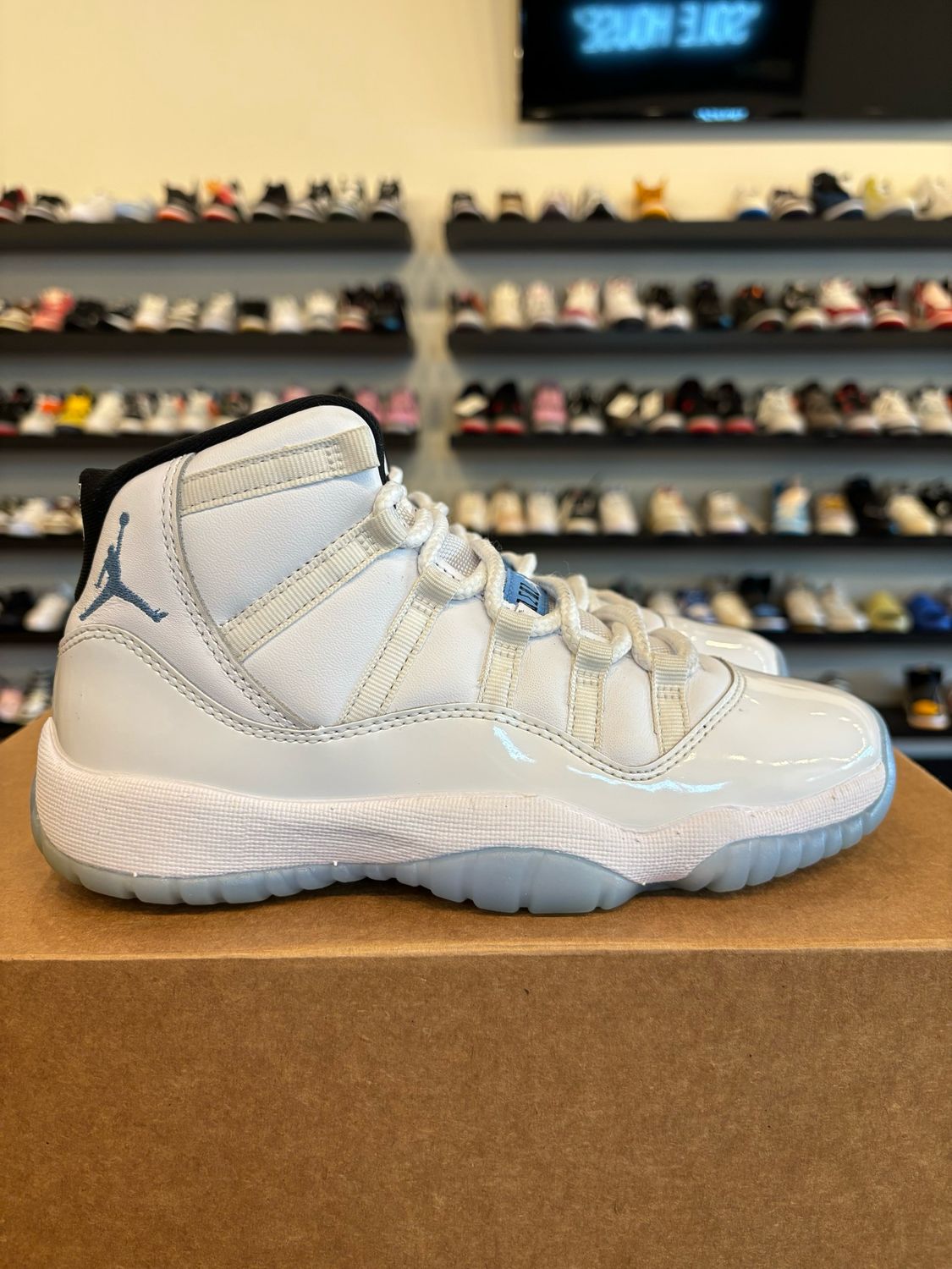 Jordan 11 Legend Blue Size 4.5Y (6W) Pre-Owned (No Box)