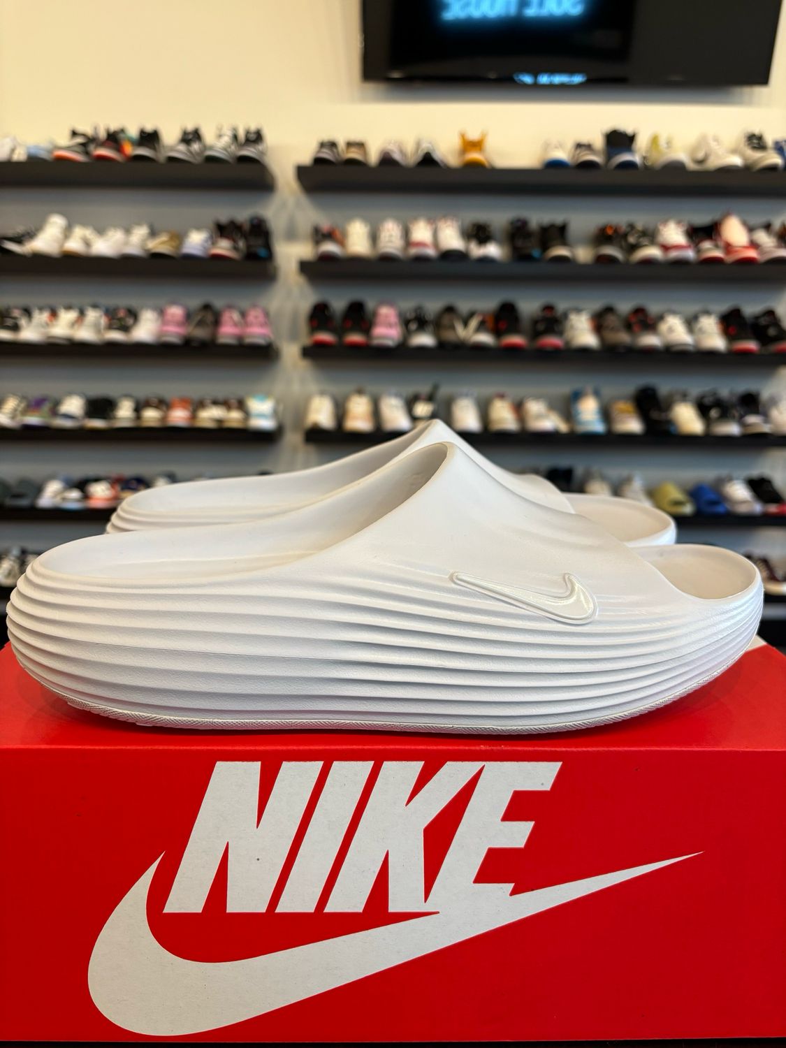 Nike Rejuven8 Slide White Size 11 Pre-Owned