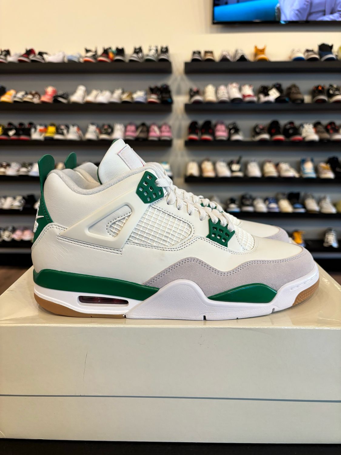 Jordan 4 SB Pine Green Size 9.5 Brand New
