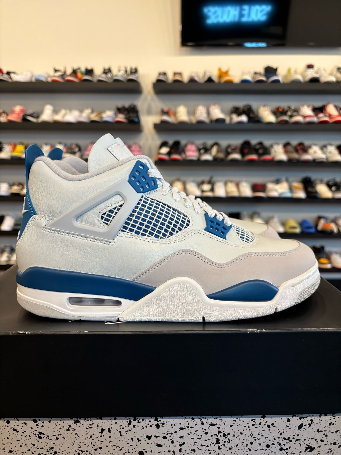 Jordan 4 Military Blue Size 9.5 Pre-Owned