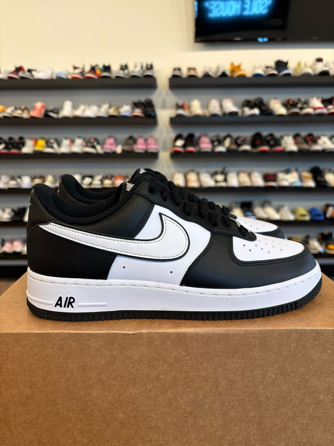 Nike Air Force 1 Low Black White Size 8.5 Pre-Owned (No Box)