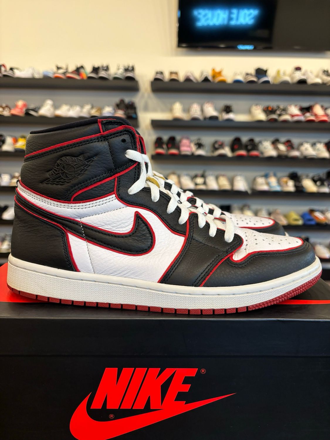 Jordan 1 Bloodline Size 10.5 Pre-Owned