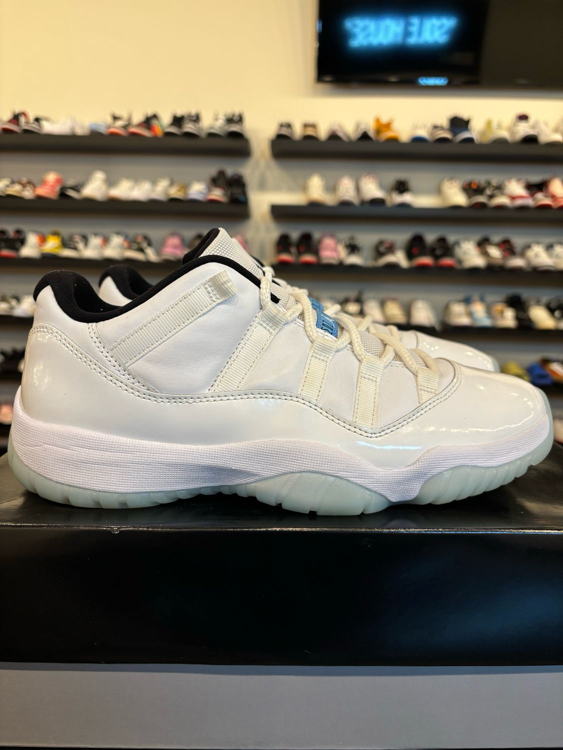 Jordan 11 Low Legend Blue Size 9.5 Pre-Owned