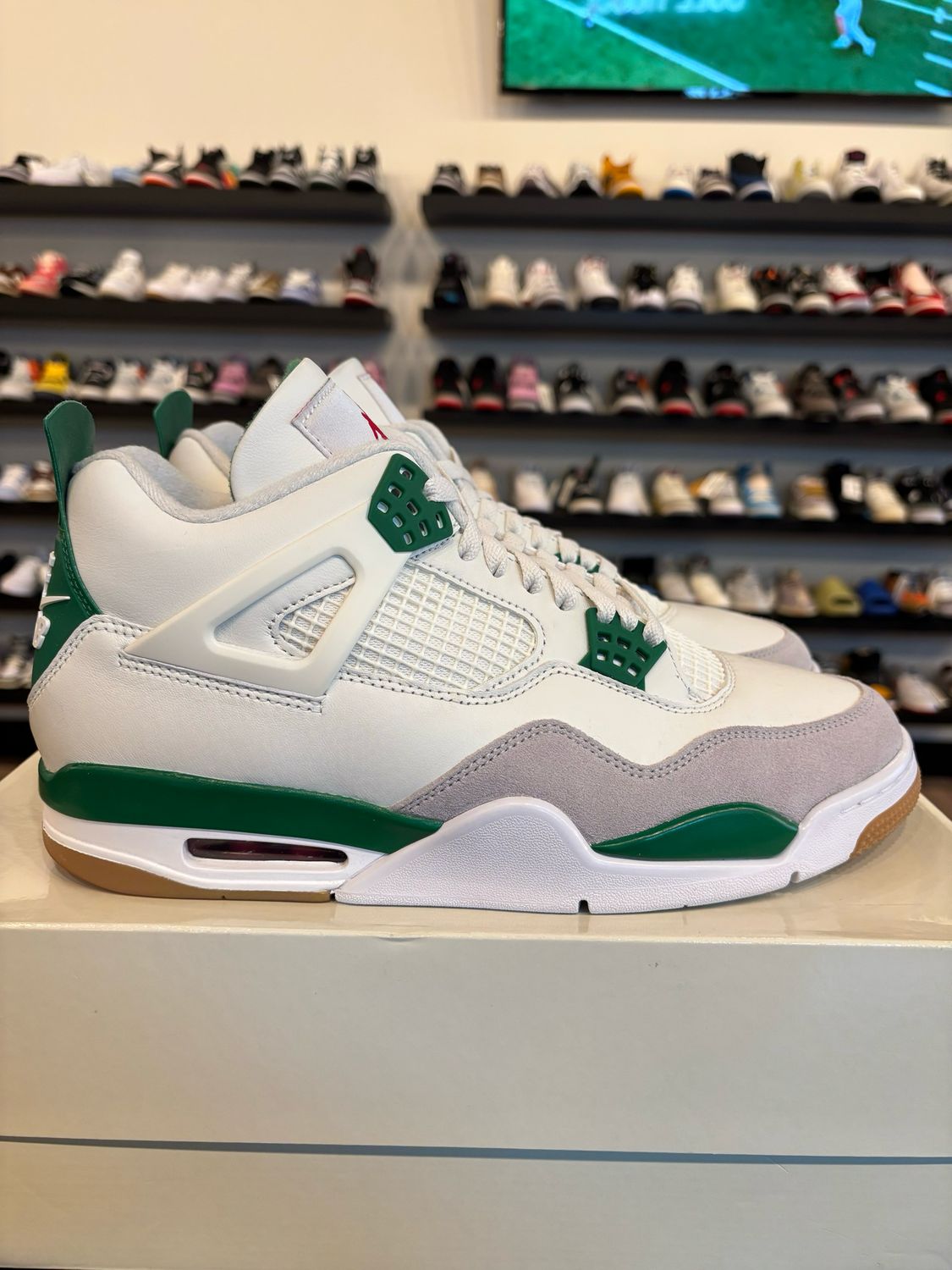 Jordan 4 SB Pine Green Size 11 Pre-Owned