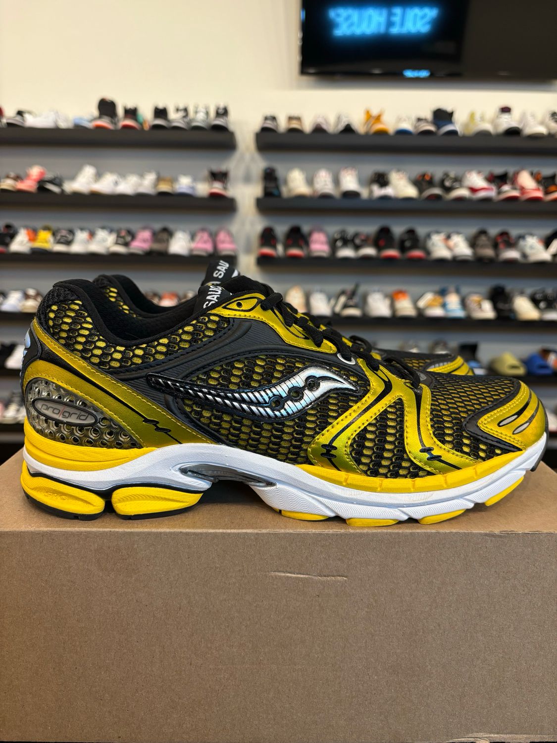 Saucony ProGrid Triumph 4 Lemon Chrome Size 11 Pre-Owned (No Box)