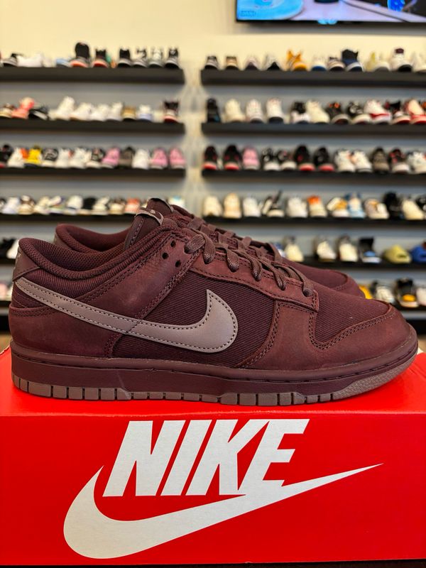 Nike Dunk Low Burgundy Size 8.5 Pre-Owned