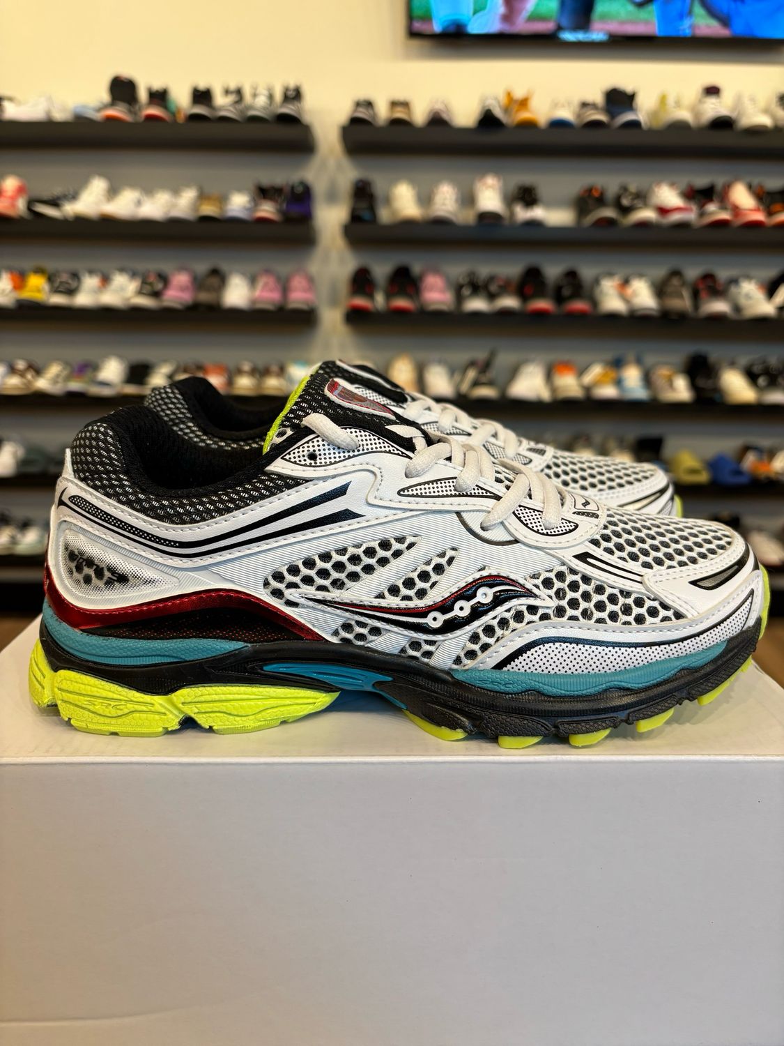 Saucony Omni 9 KDZ Multicolor Size 6 (7.5W) Brand New