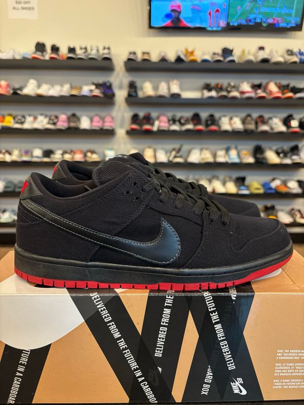 Nike SB Dunk Low Black Levi Size 9.5 Pre-Owned