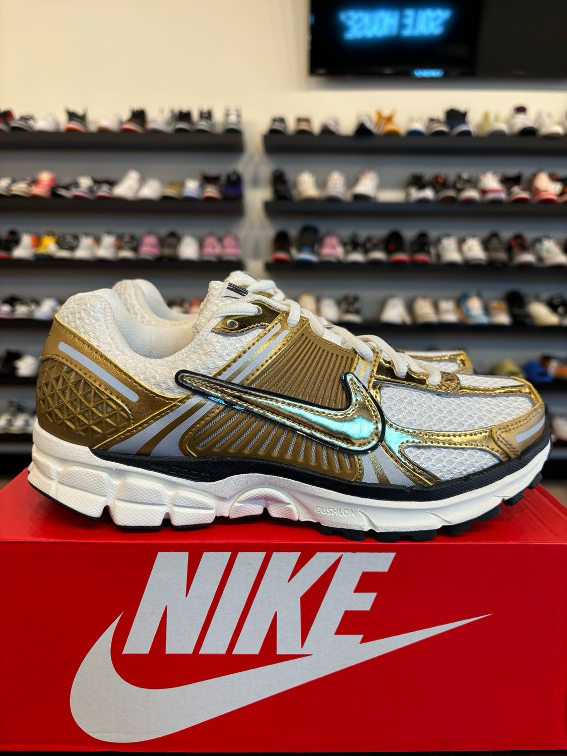 Nike Vomero 5 Gold Patent Size 7Y (8.5W) Brand New (No Box)
