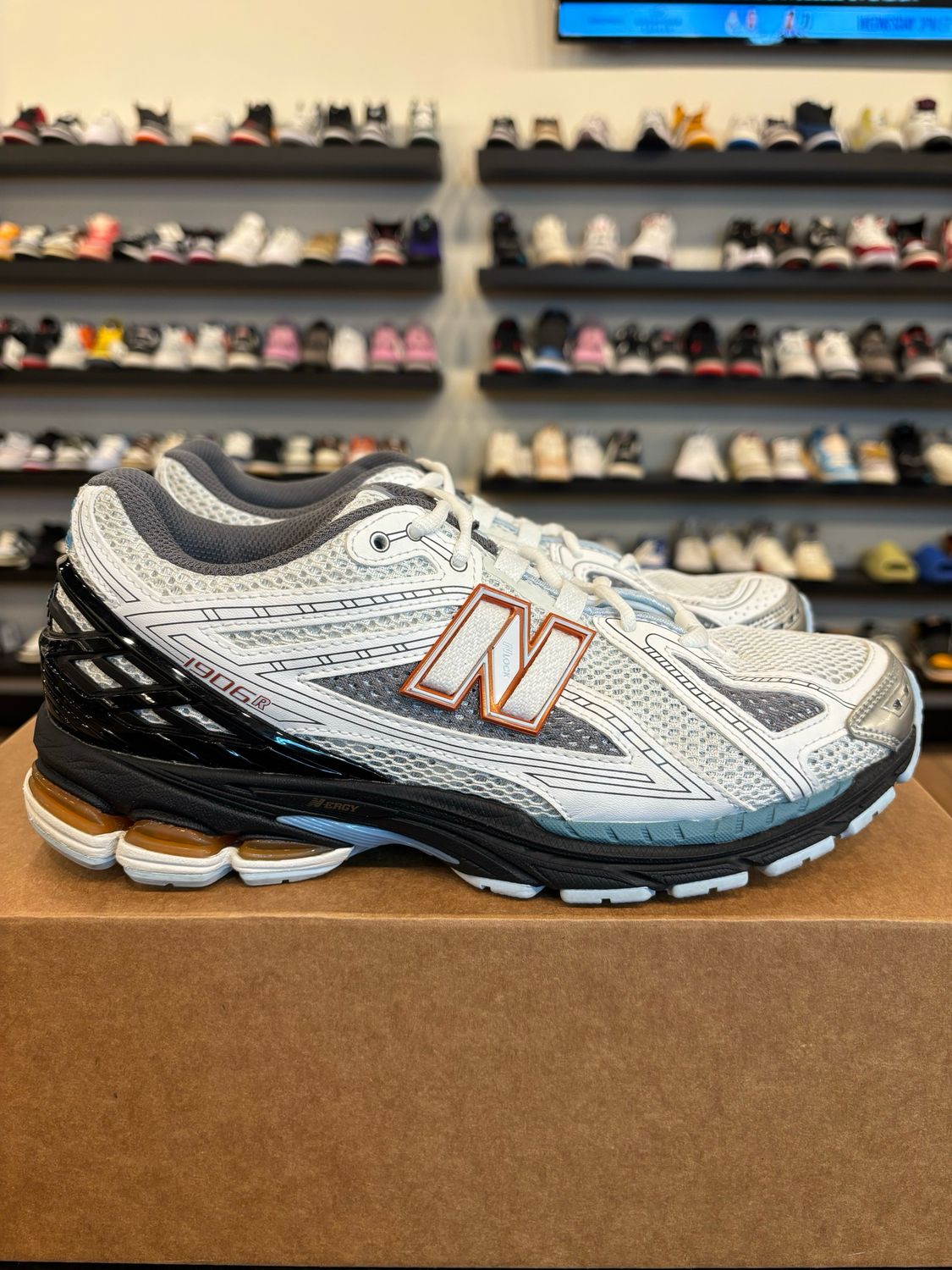 New Balance 1906R White Black Size 8.5 Pre-Owned (No Box)