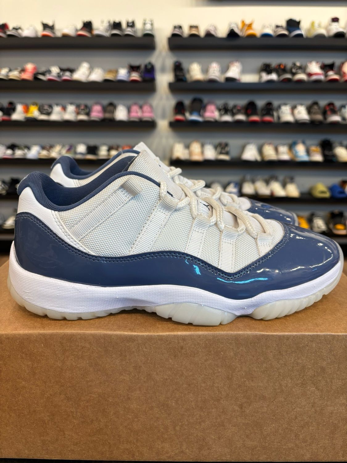 Jordan 11 Low Diffused Blue Size 8 Pre-Owned (No Box)