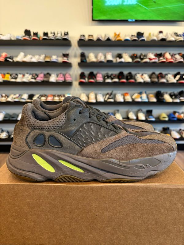 Yeezy 700 Mauve Size 12 Pre-Owned (No Box)