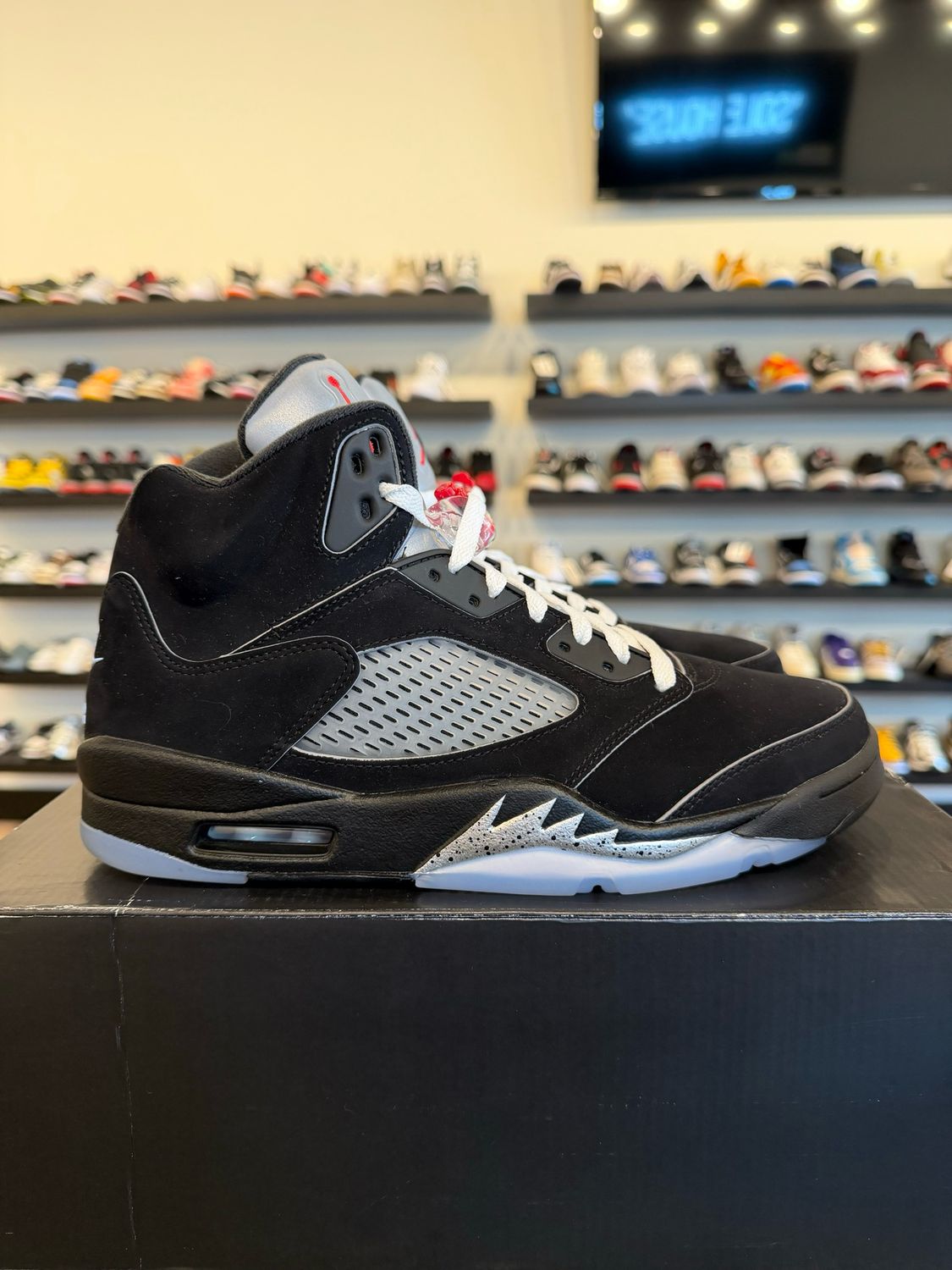 Jordan 5 Reimagined Black Metallic Size 9.5 Pre-Owned