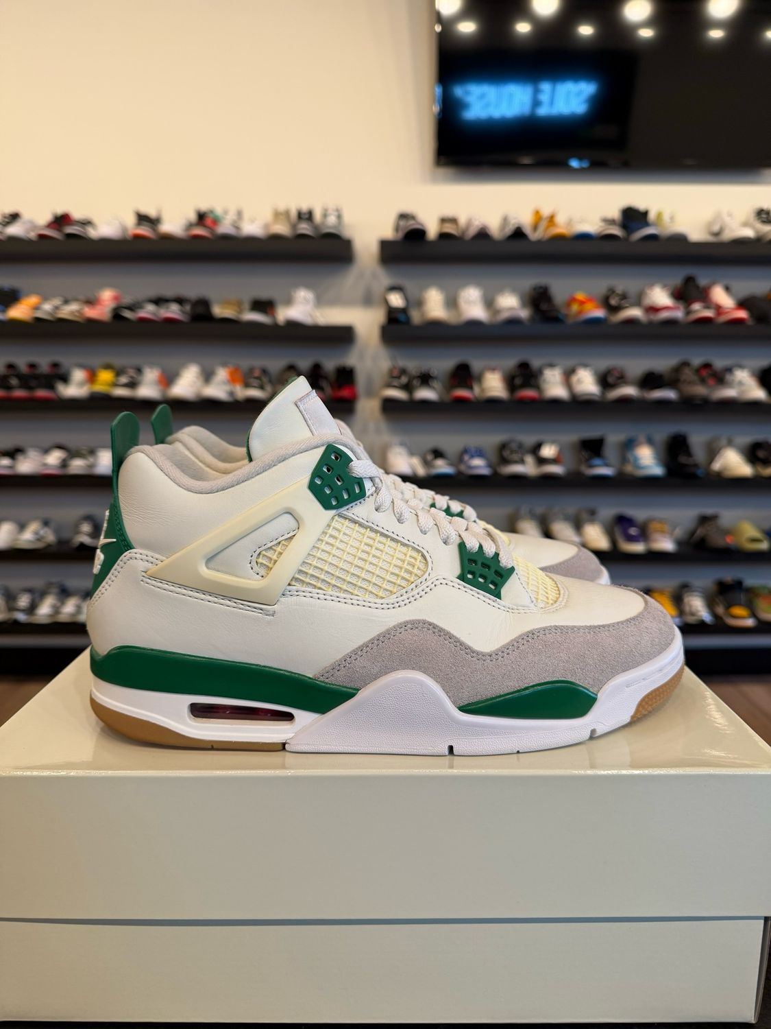 Jordan 4 SB Pine Green Size 9 Pre-Owned