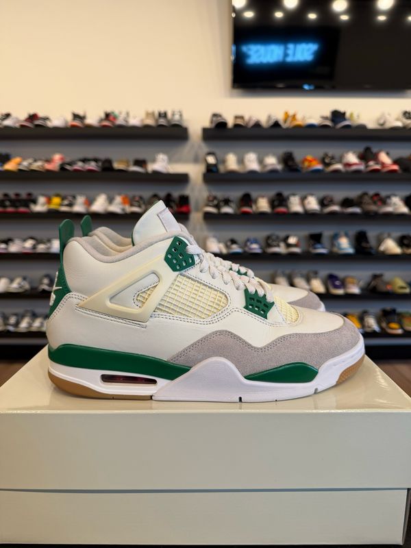 Jordan 4 SB Pine Green Size 9 Pre-Owned