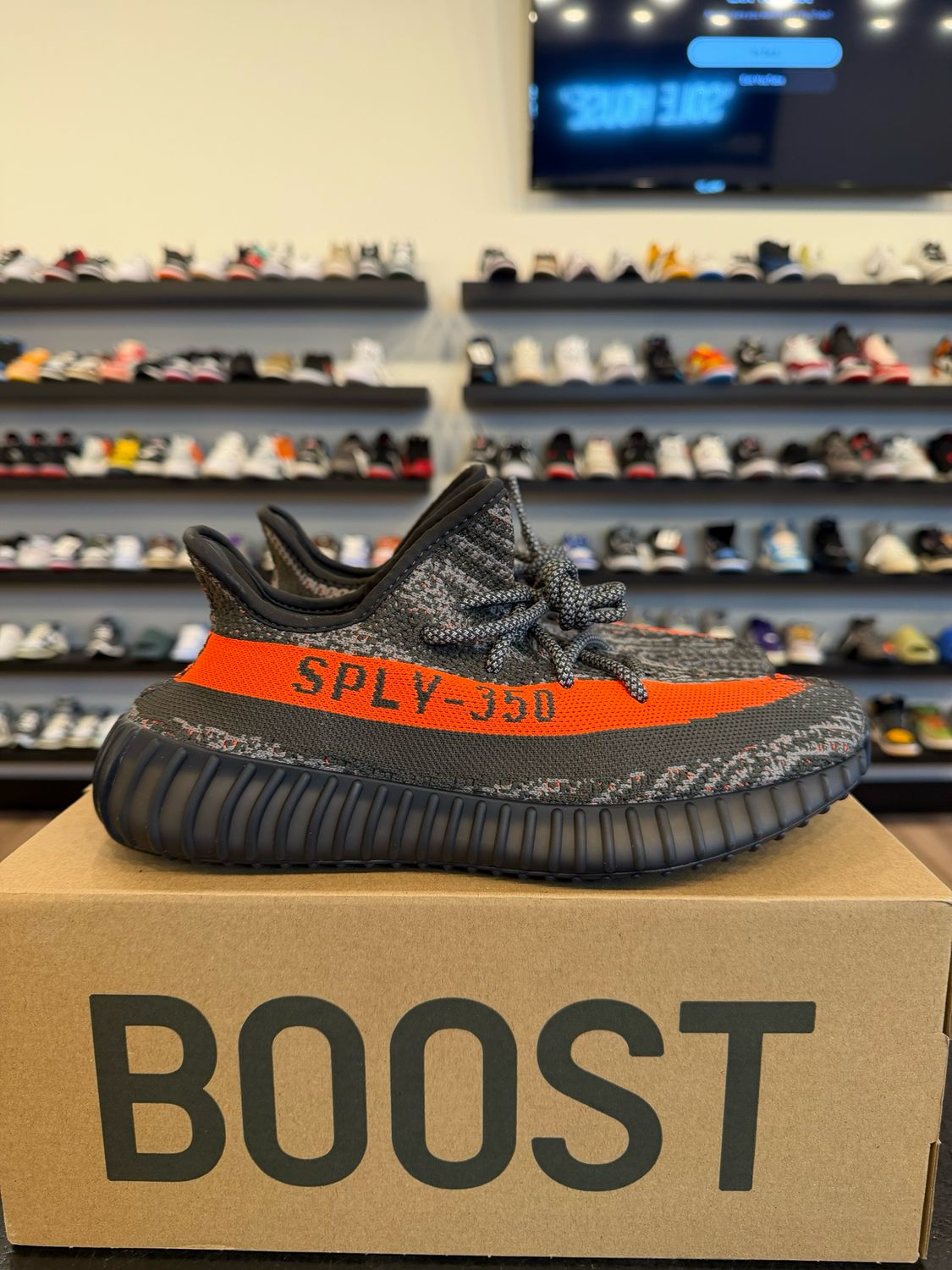 Yeezy 350 V2 Carbon Beluga Size 7.5 (9W) Pre-Owned