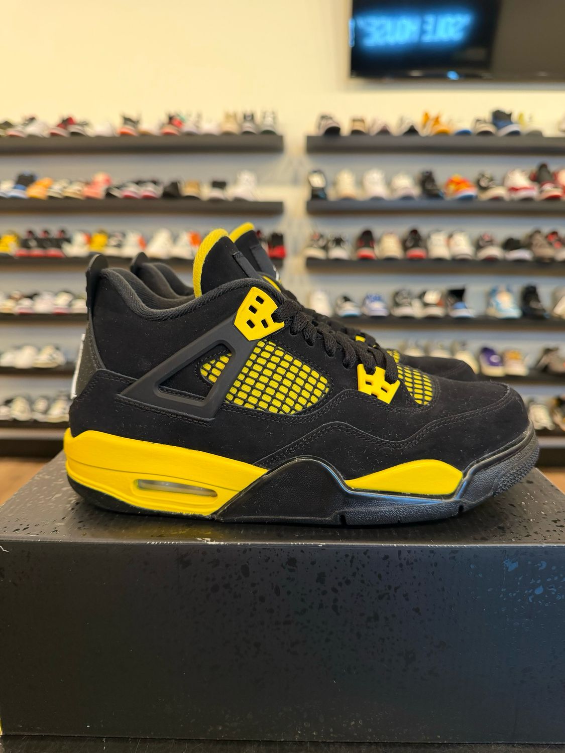 Jordan 4 Yellow Thunder Size 7Y (8.5W) Pre-Owned
