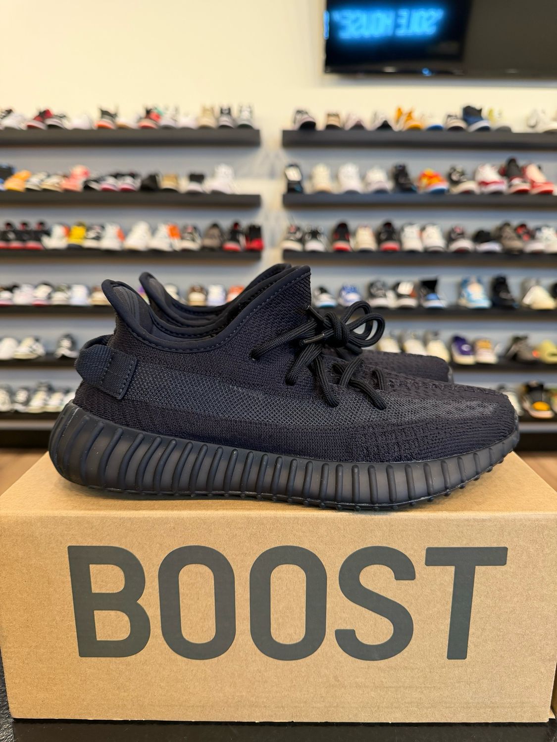 Yeezy 350 V2 Onyx Size 7.5 (9W) Pre-Owned